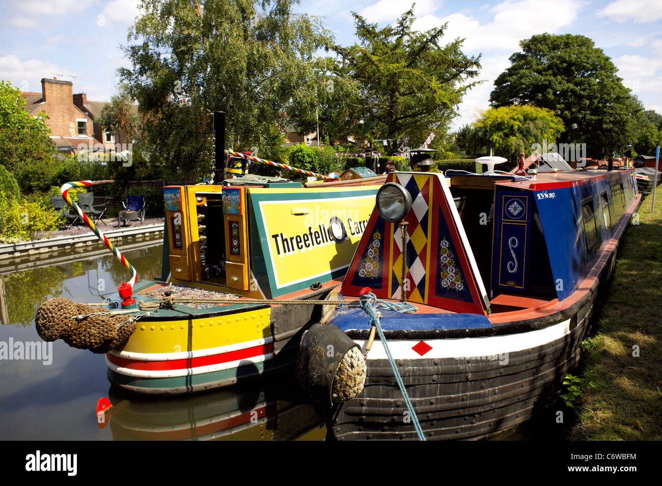 Bunt bemalte Narrowboats im Inland Waterways Festival 2011, bei Burton On Trent, England, UK, GB, Great Britain, Stockfoto