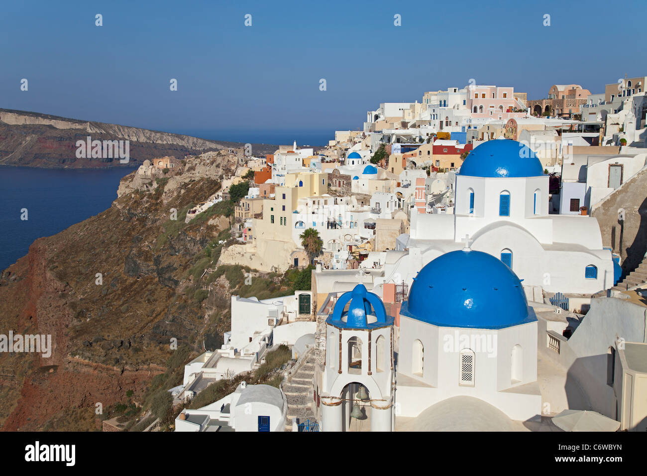 Blauen Kuppelkirchen im Dorf Oia (La), Santorini (Thira), Kykladen, Ägäis, Griechenland, Europa Stockfoto