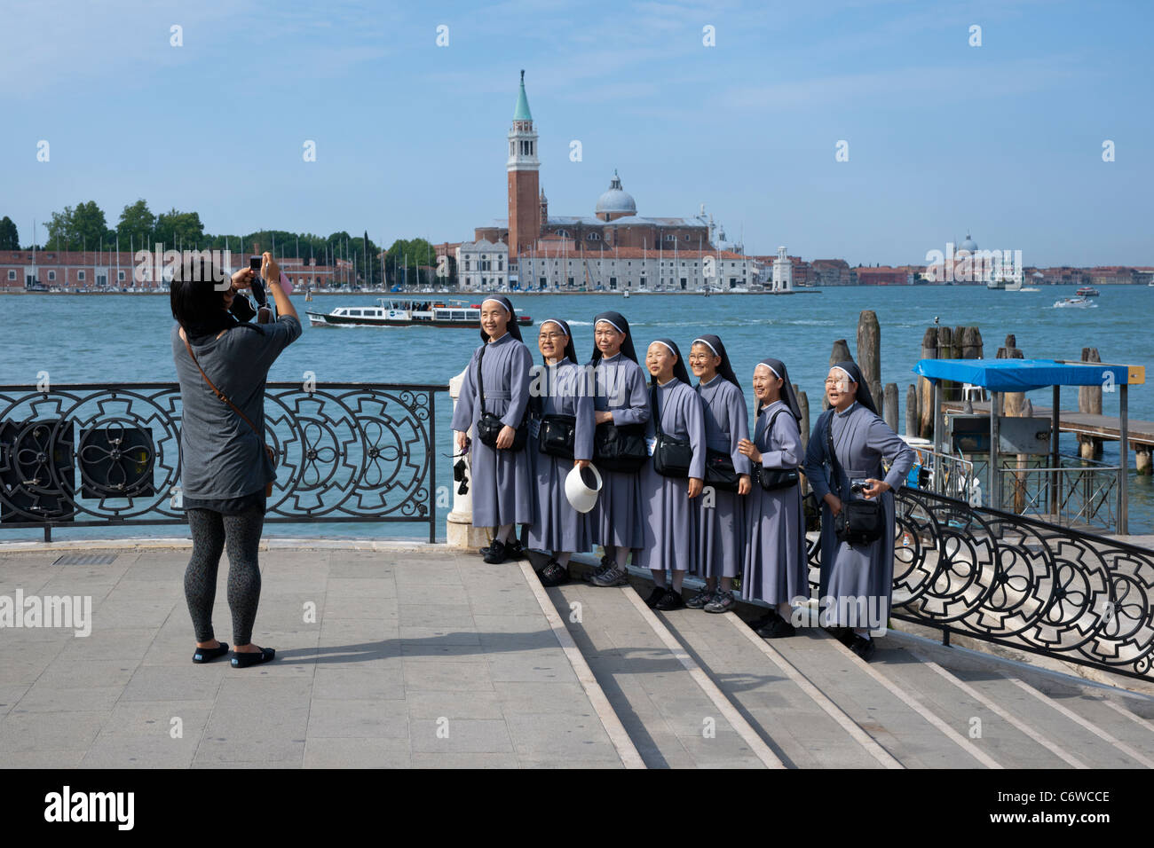 Chinesische Nonnen auf der Riva Degli Schiavoni und San Giorgio Maggiore, Venedig Stockfoto