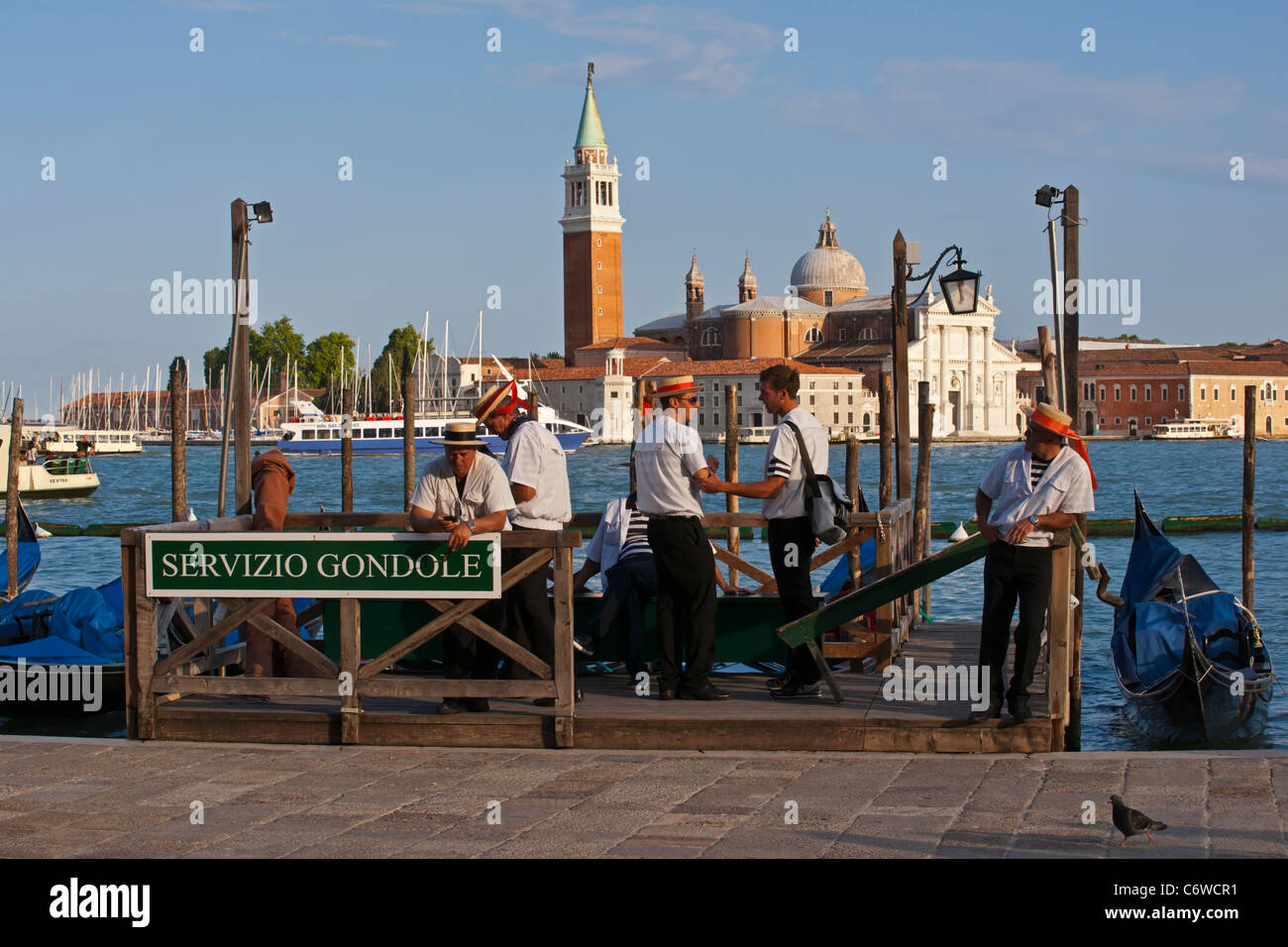 Gondoliere im Bahnhof und San Giorgio Maggiore, Venedig Stockfoto