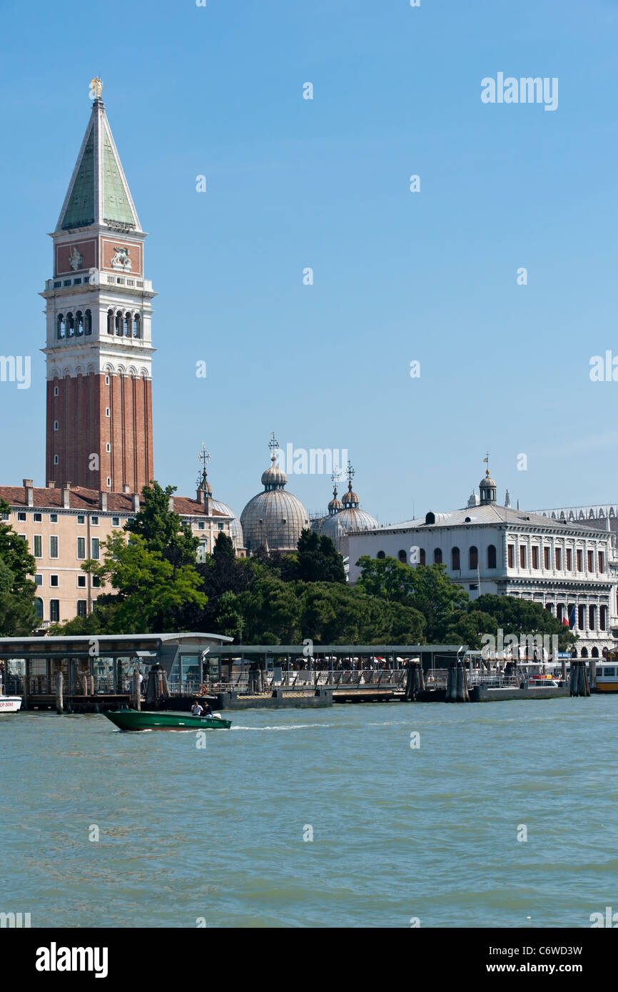 Markusplatz und der Campanile, die Seen von Santa Maria della Salute, Venedig Stockfoto