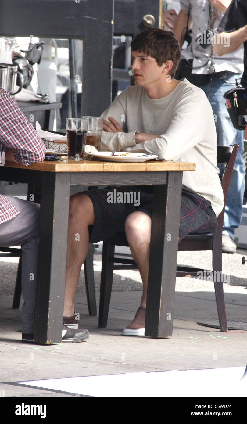 Ashton Kutcher hat Mittagessen mit einem Freund am Set von "Friends with Benefits" im Toast Bäckerei Los Angeles, USA - 12.05.10, RHS Stockfoto