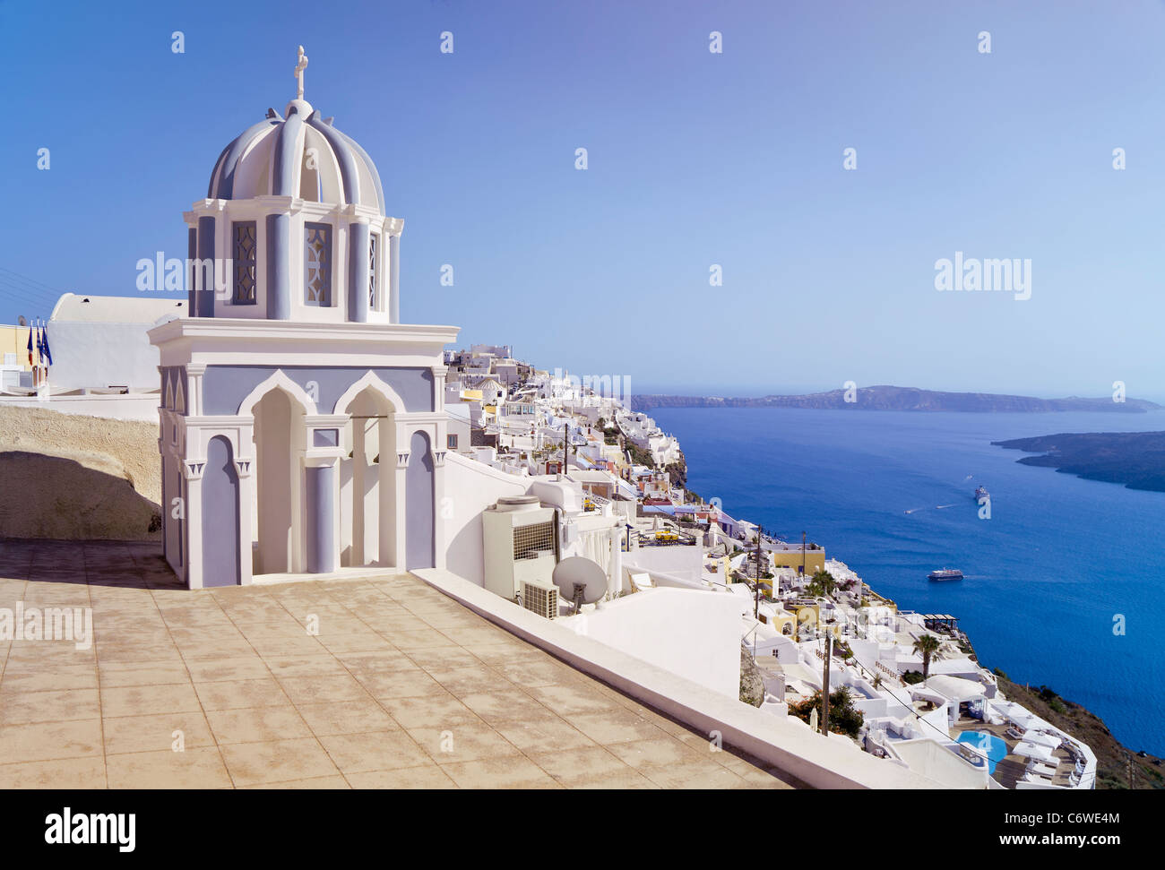 Bell Tower der orthodoxen Kirche mit Blick auf die Caldera in Fira, Santorini (Thira), Kykladen, Ägäis, Griechenland, Europa Stockfoto