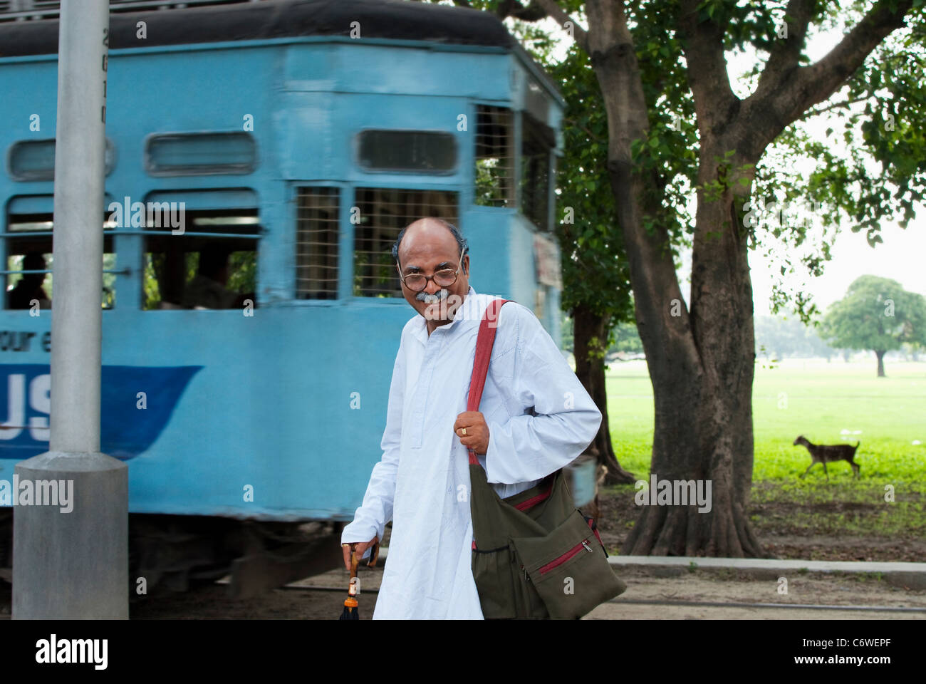 Älterer Mann neben einer Straßenbahn Stockfoto