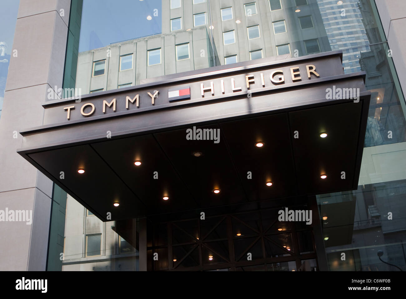 Fünfte Avenue Tommy Hilfiger Store ist im New Yorker Stadtteil Manhattan, NY, Dienstag, 2. August 2011 abgebildet. Stockfoto