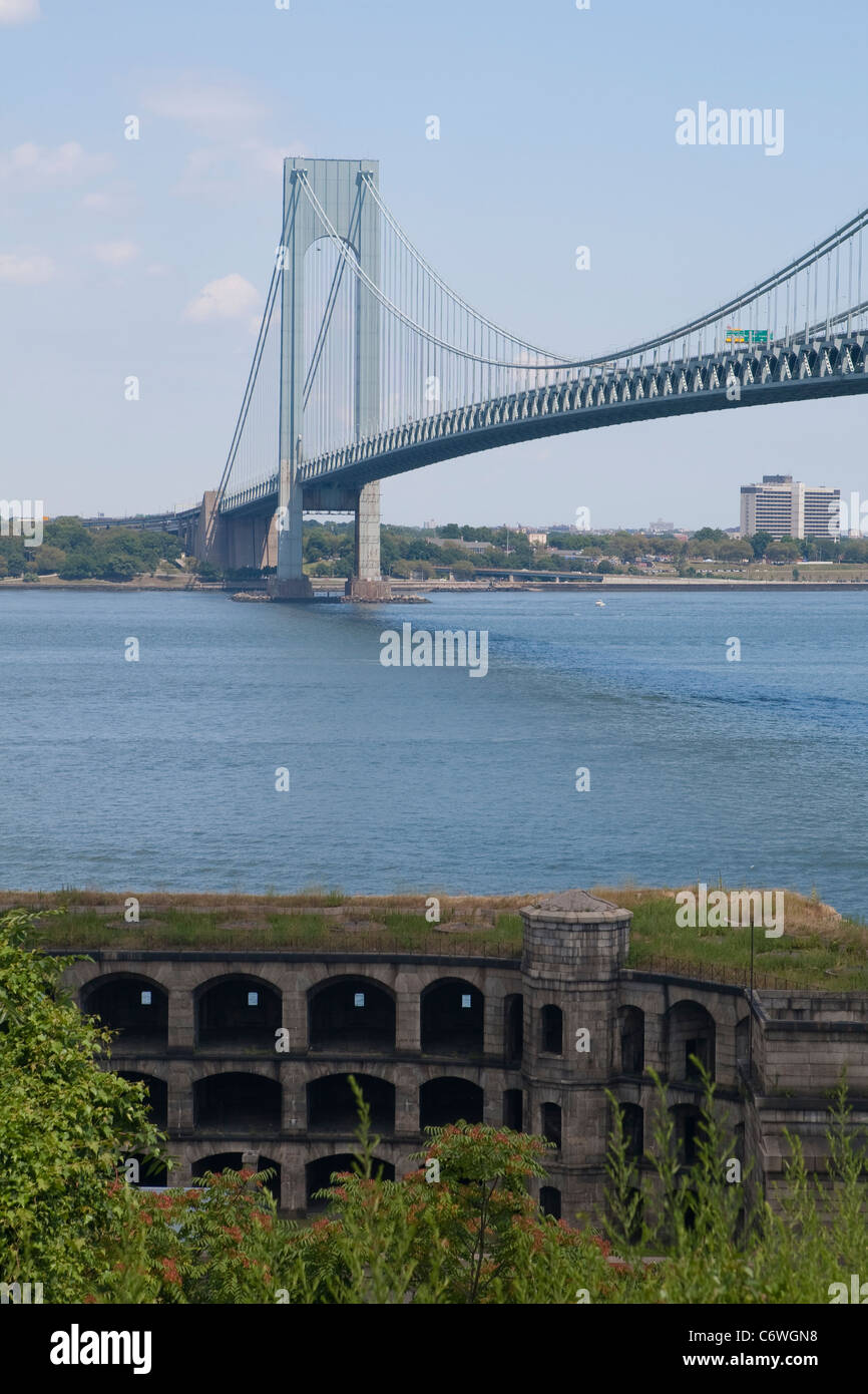 Verrazano-Narrows Bridge ist im New Yorker Stadtbezirk Staten Island, NY, Sonntag, 31. Juli 2011 abgebildet. Stockfoto