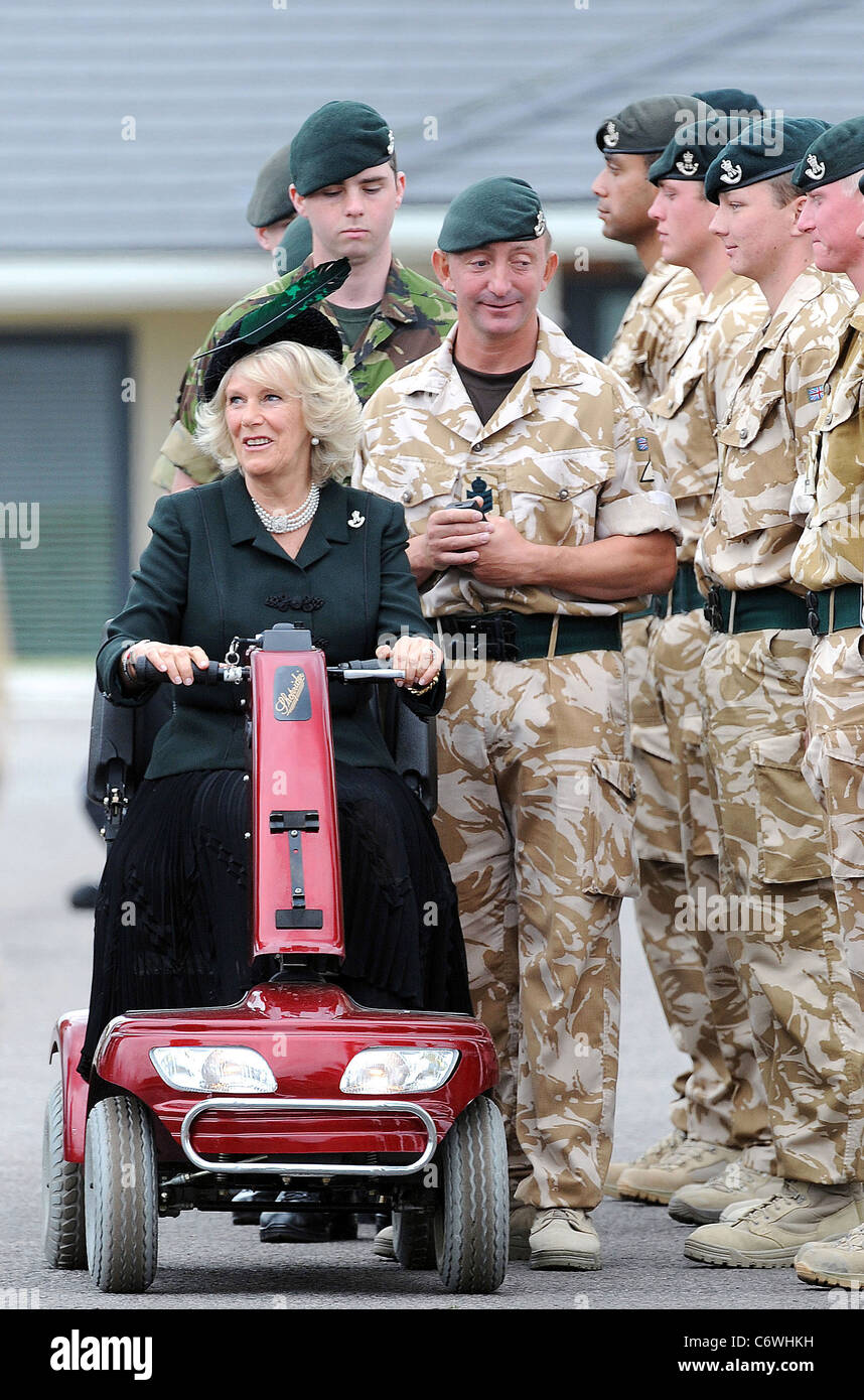 Camilla, Herzogin von Cornwall Verwendungen präsentiert ein Elektromobil nach ihrem Beinbruch beim Wandern in Schottland, Afghanistan Stockfoto