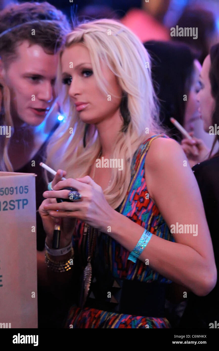 paris hilton smoking cigarette Paris Hilton auf der 2010 Rauchen, Coachella Valley Music and Arts Festival  - Tag 1 Indio, Kalifornien - 16.04.10 Stockfotografie