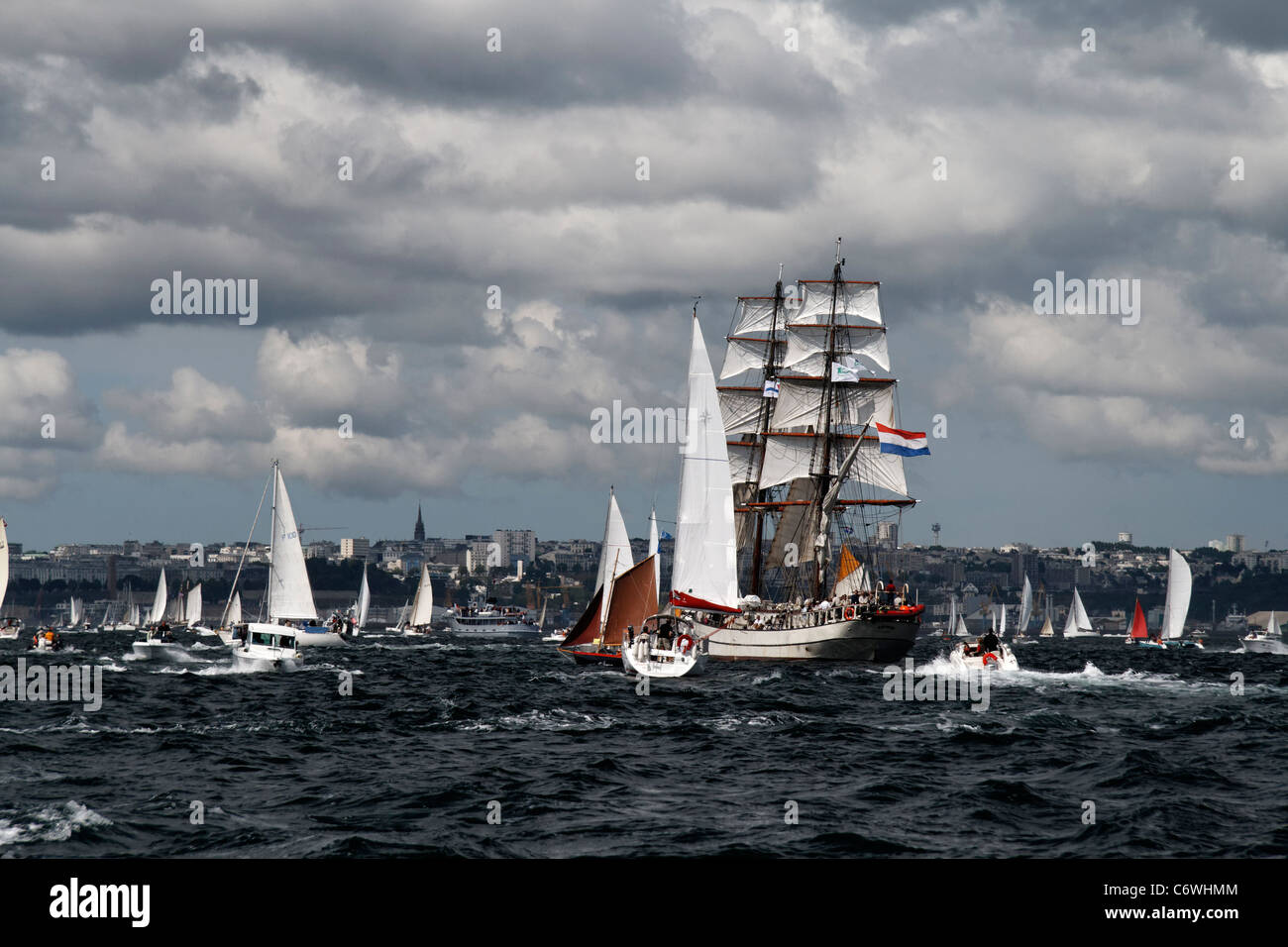 Maritimes Festival Brest, Großsegler und Segelboote Segeln in der Bucht von Brest (Bretagne, Frankreich). Stockfoto