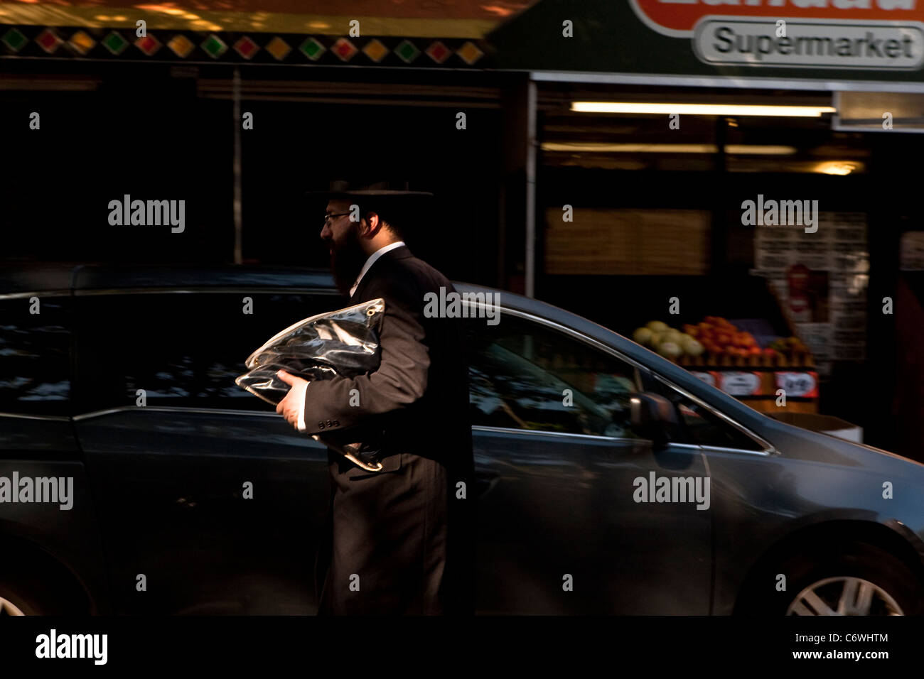 Eine chassidische jüdische Männer Spaziergänge in Williamsburg Nachbarschaft von der New Yorker Stadtteil Brooklyn, NY, Montag, 1. August 2011. Stockfoto