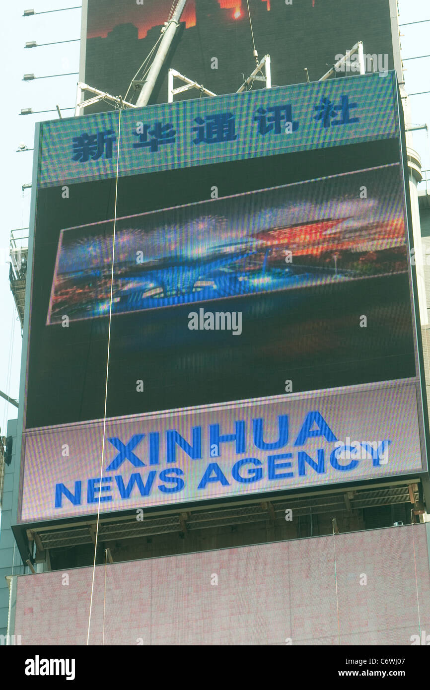 Xinhua Nachrichtenagentur LED-Screen-Werbung ist am Times Square in New Yorker Stadtteil Manhattan abgebildet. Stockfoto
