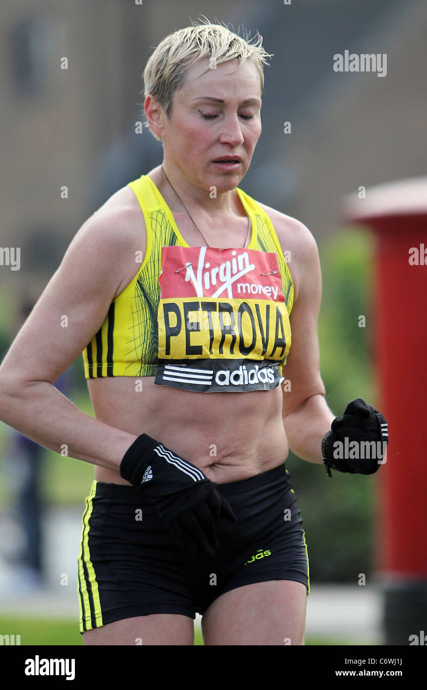 Ludmila Petrova der Elite Frauen konkurrieren in der 2010 Virgin London Marathon London, England - 25.04.10 Stockfoto