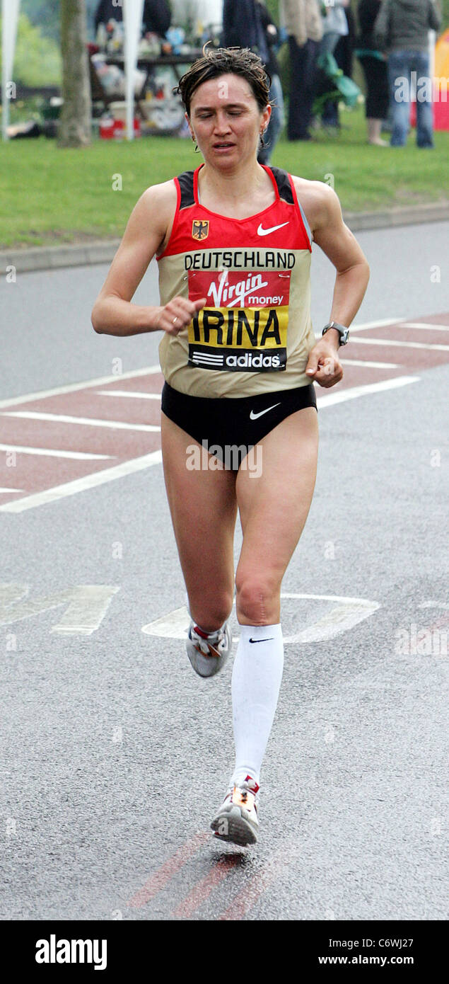 Irina Mikitenko der Elite Frauen konkurrieren in der 2010 Virgin London Marathon London, England - 25.04.10 Stockfoto