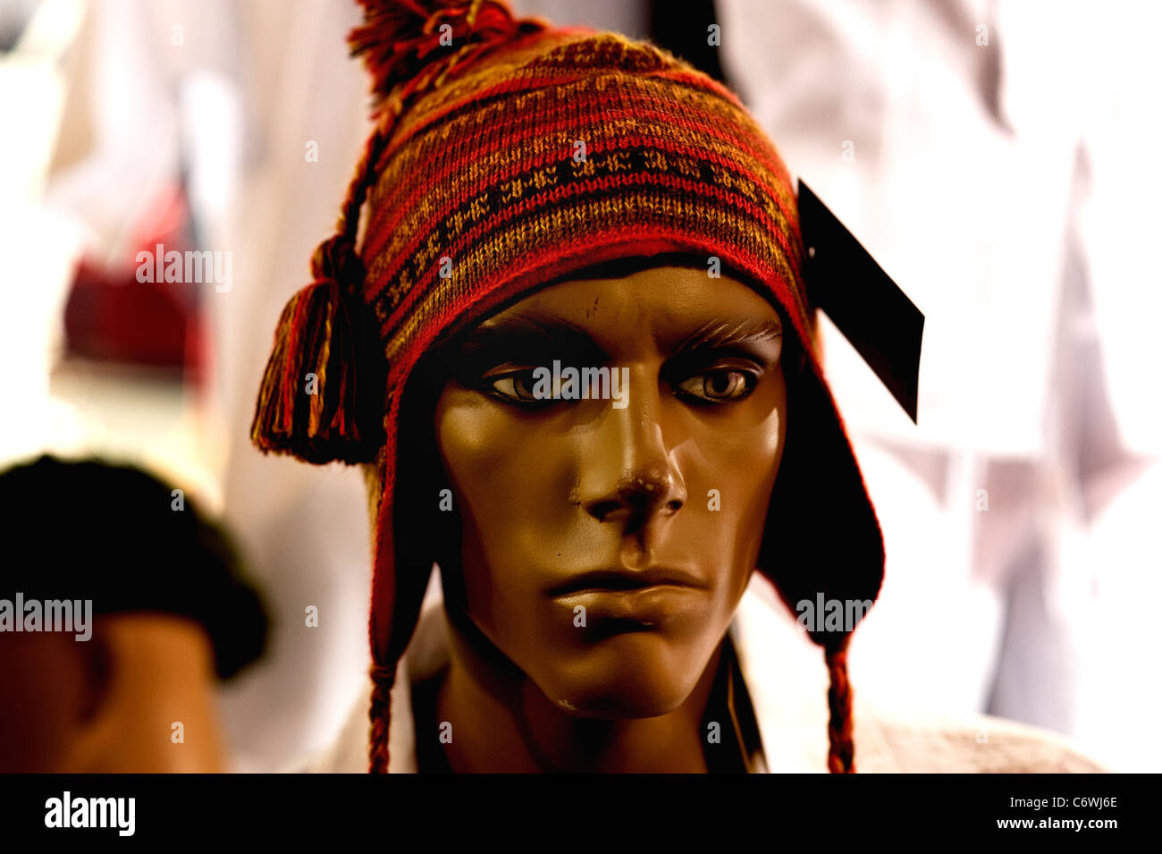 Mannequin mit peruanischen Hut auf einem Markt in Mailand, Italien Stockfoto