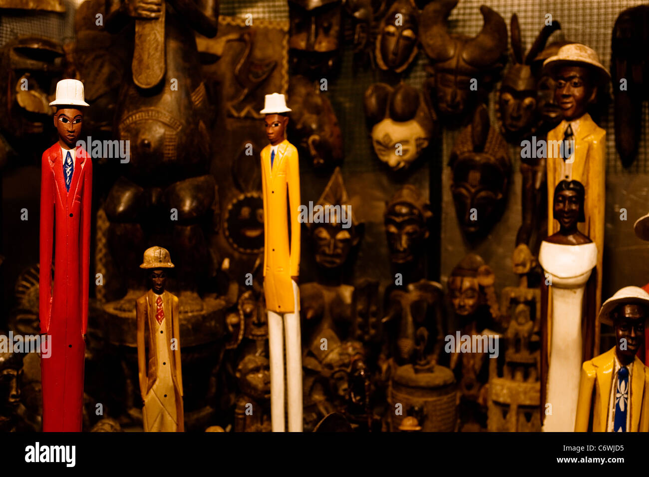 Afrikanische Statuen auf einem Markt in Mailand, Italien Stockfoto