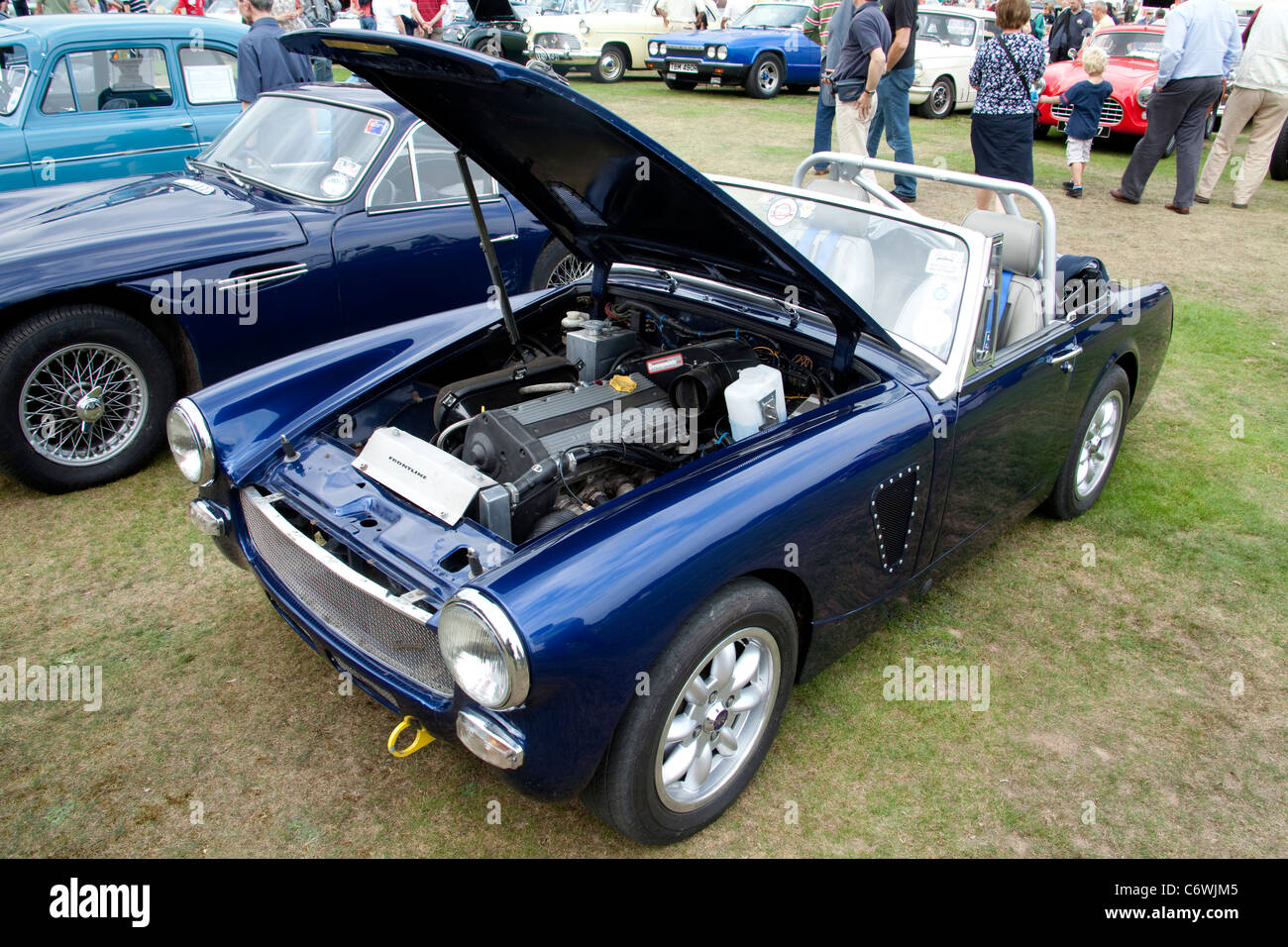 Klassiker auf der gemeinsamen Harpenden 2011 blau MG Midget Runde Rad Bogen Rover Motor Umbau Oldtimer Autosalon Cabrio Stockfoto