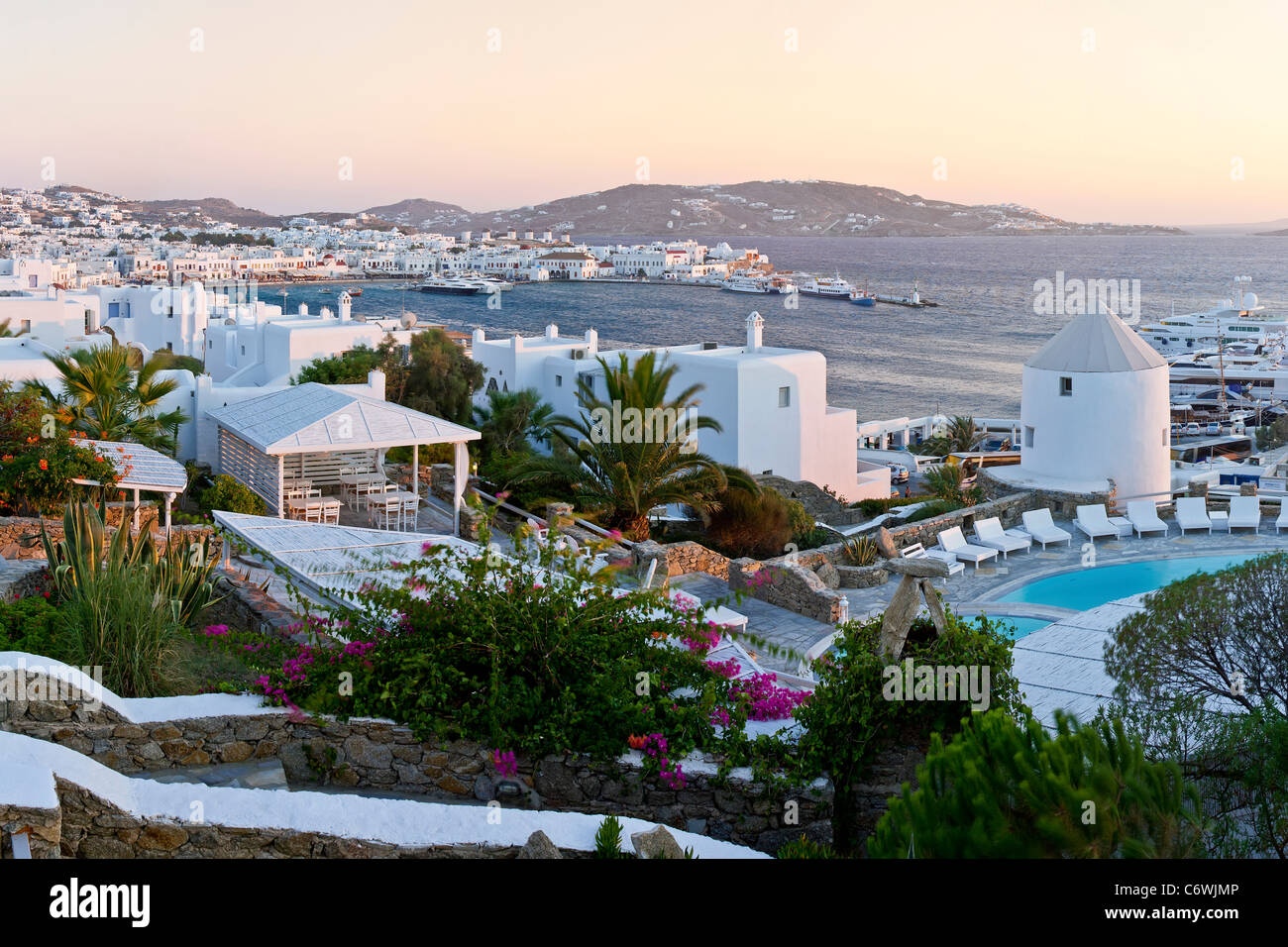 Erhöhten Blick auf den Hafen und die Altstadt, Mykonos (Chora), Kykladen, Griechenland, Europa Stockfoto