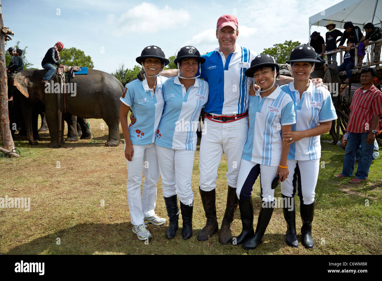 Sportlerinnen. Mitglieder des Damen-Polo-Teams Soco Elephant treten beim Kings Cup Turnier 10. 2011 an. Hua hin Thailand S.E. Asien Stockfoto