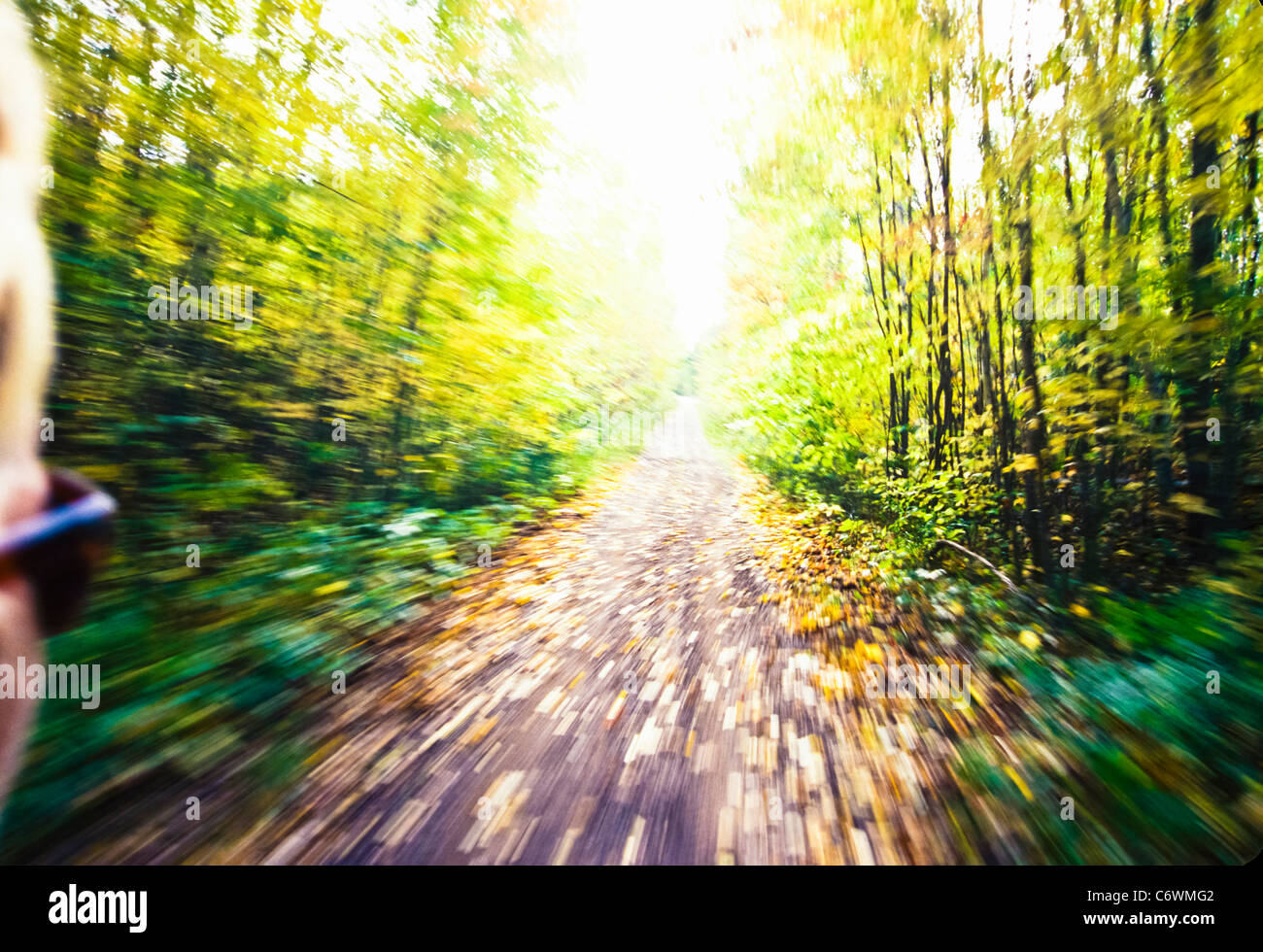 Gefangen auf der Rückseite einer ATV-Maschine in MN Bewegungsunschärfe. Stockfoto