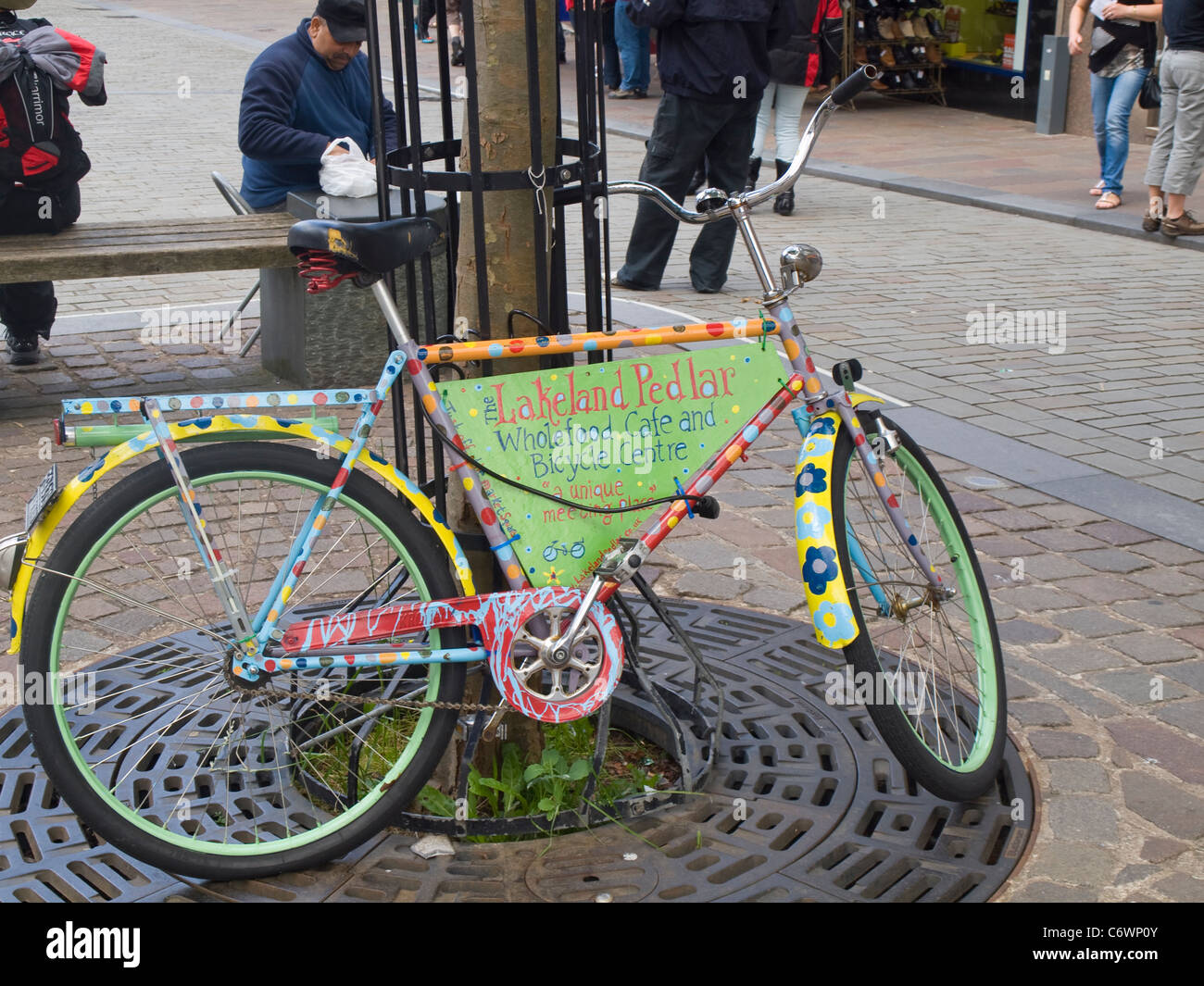 Ein buntes Bike auf der Main Street, Keswick Werbung das Lakeland Hausierer Vollwert Café und Fahrrad-Zentrum. Stockfoto