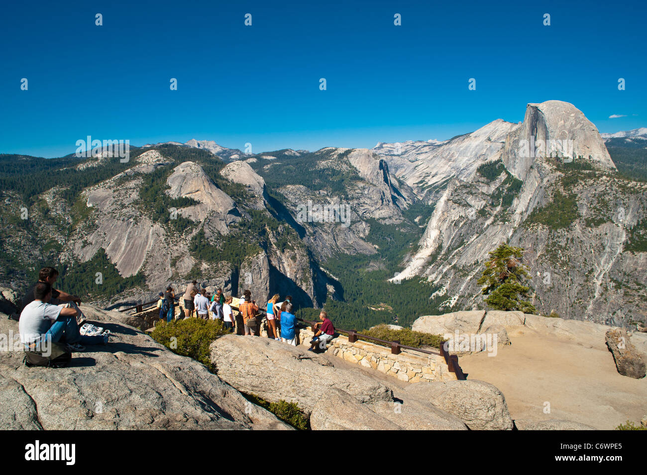 Der Blick vom Glacier Point im Yosemite-Nationalpark, CA. Touristen. Stockfoto