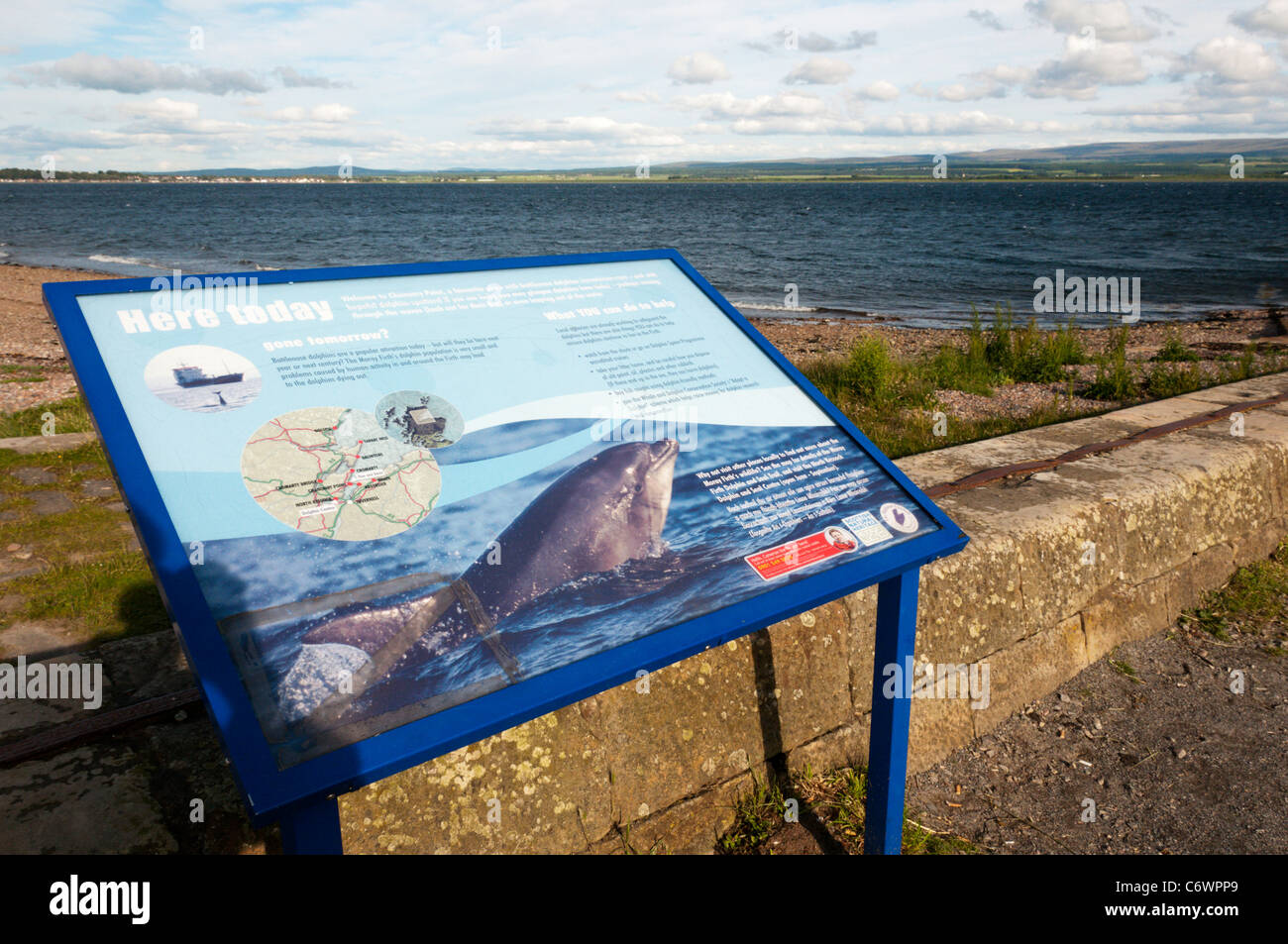 Ein Schild gibt Auskunft über die Delphine, die vom Chanonry Point in den Moray Firth gesehen werden kann. Stockfoto