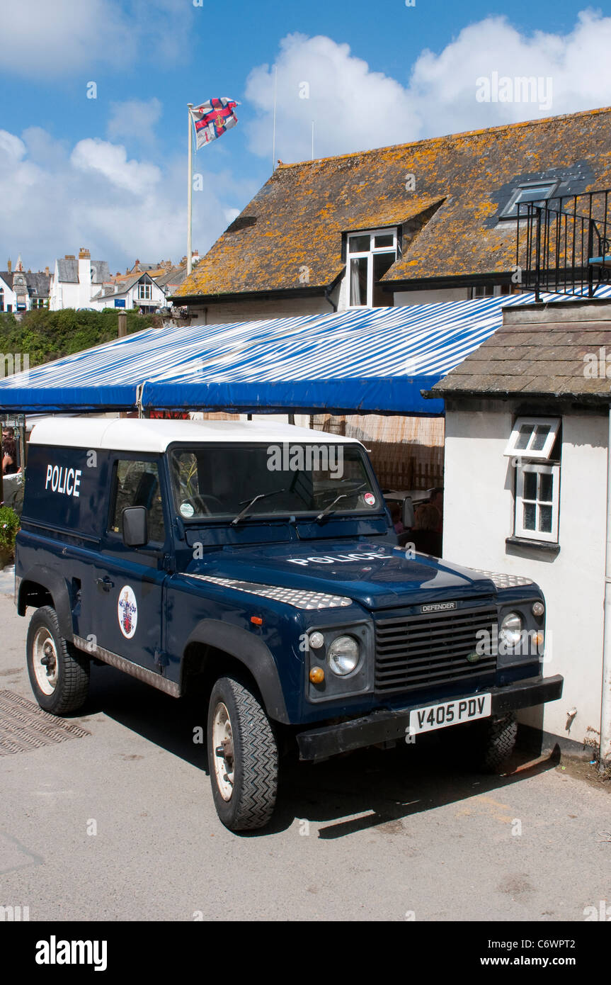 Blaue Polizei Land Rover Defender abgestellt auf einer Straße in Port Isaac, Cornwall, England. Stockfoto