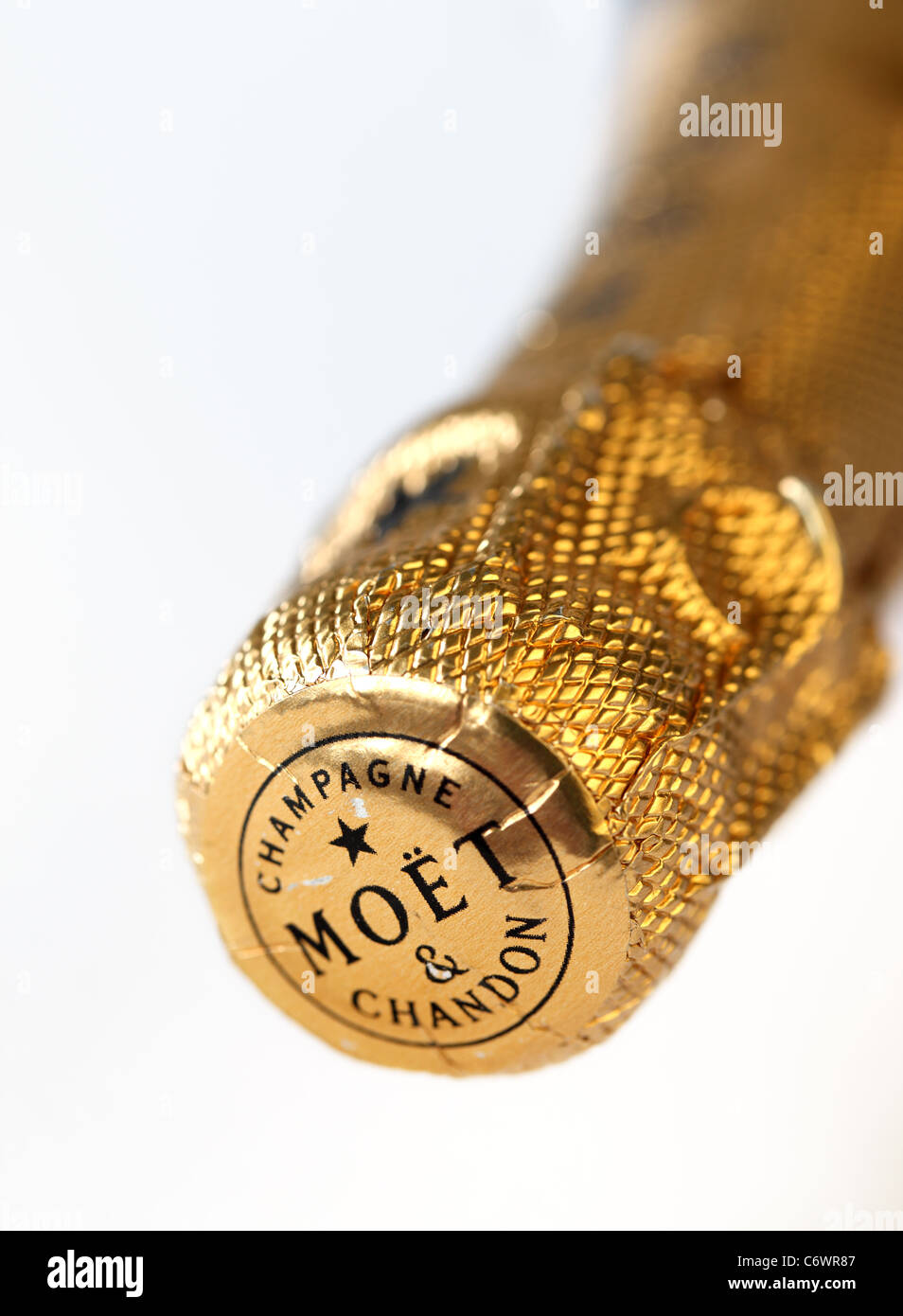 In der Nähe der Gold Folie oben eine ungeöffnete Flasche Moet & Chandon, Champagner Stockfoto
