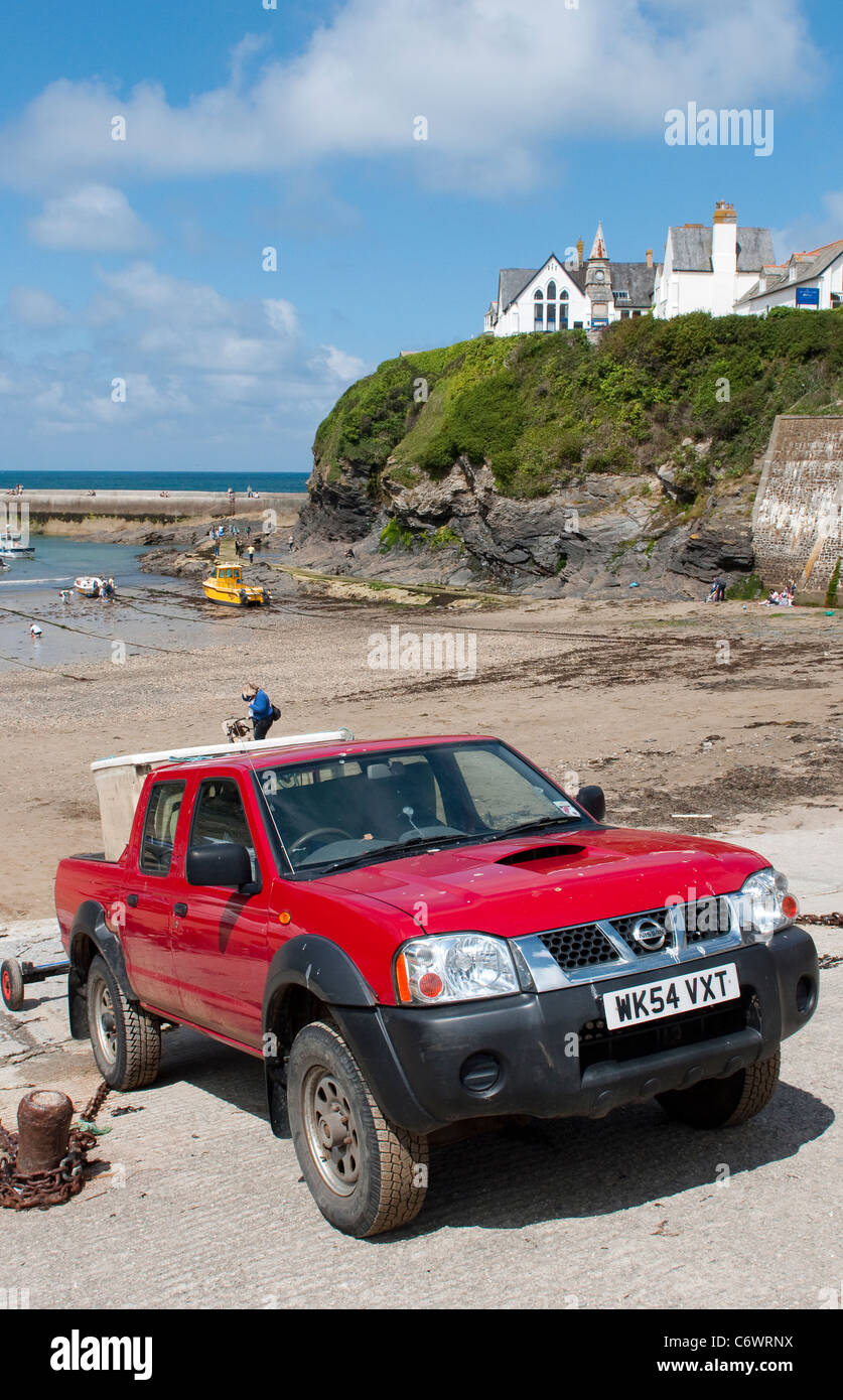 Rot Nissan Navara Pickup-Truck parkte am Hafen in Port Isaac, Cornwall, England. Stockfoto