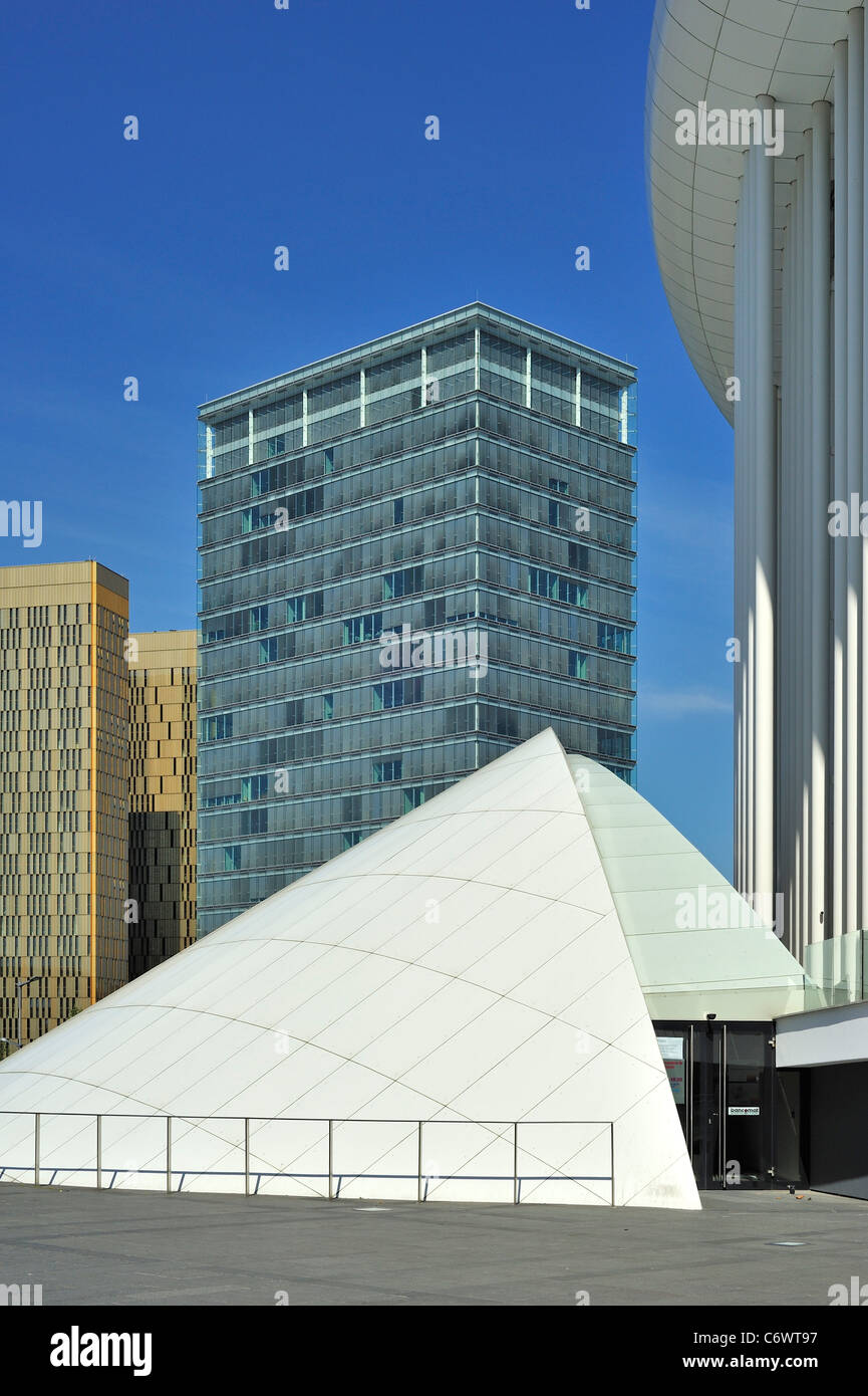 Gebäude des Europäischen Parlaments und Grande-Duchesse Joséphine-Charlotte Konzertsaal / Philharmonie Luxembourg Kirchberg Stockfoto