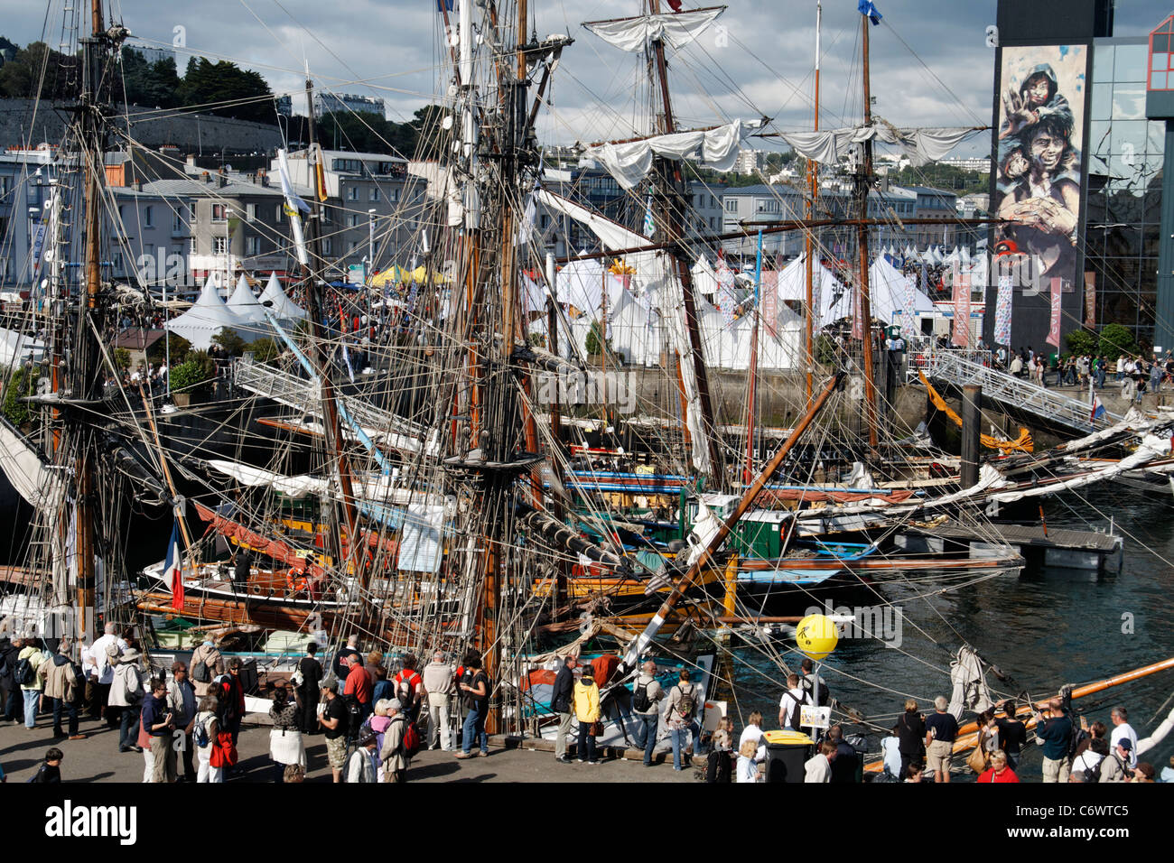 Großsegler und traditionelle Boote vertäut im Hafen von Brest, maritime Festival (Bretagne, Frankreich). Stockfoto