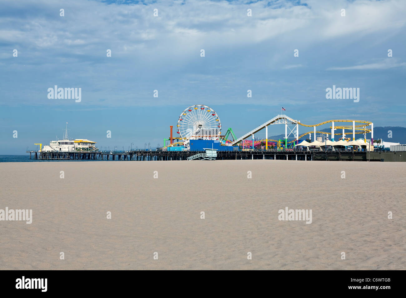 Ruhig am frühen Morgen an der berühmten Santa Monica Beach und Pier. Stockfoto