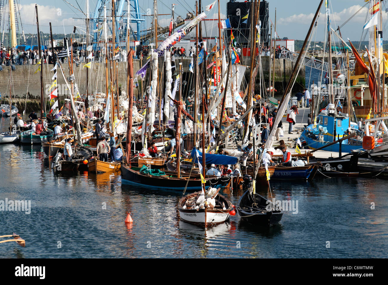 Großsegler und traditionelle Boote vertäut im Hafen von Brest, maritime Festival (Bretagne, Frankreich). Stockfoto