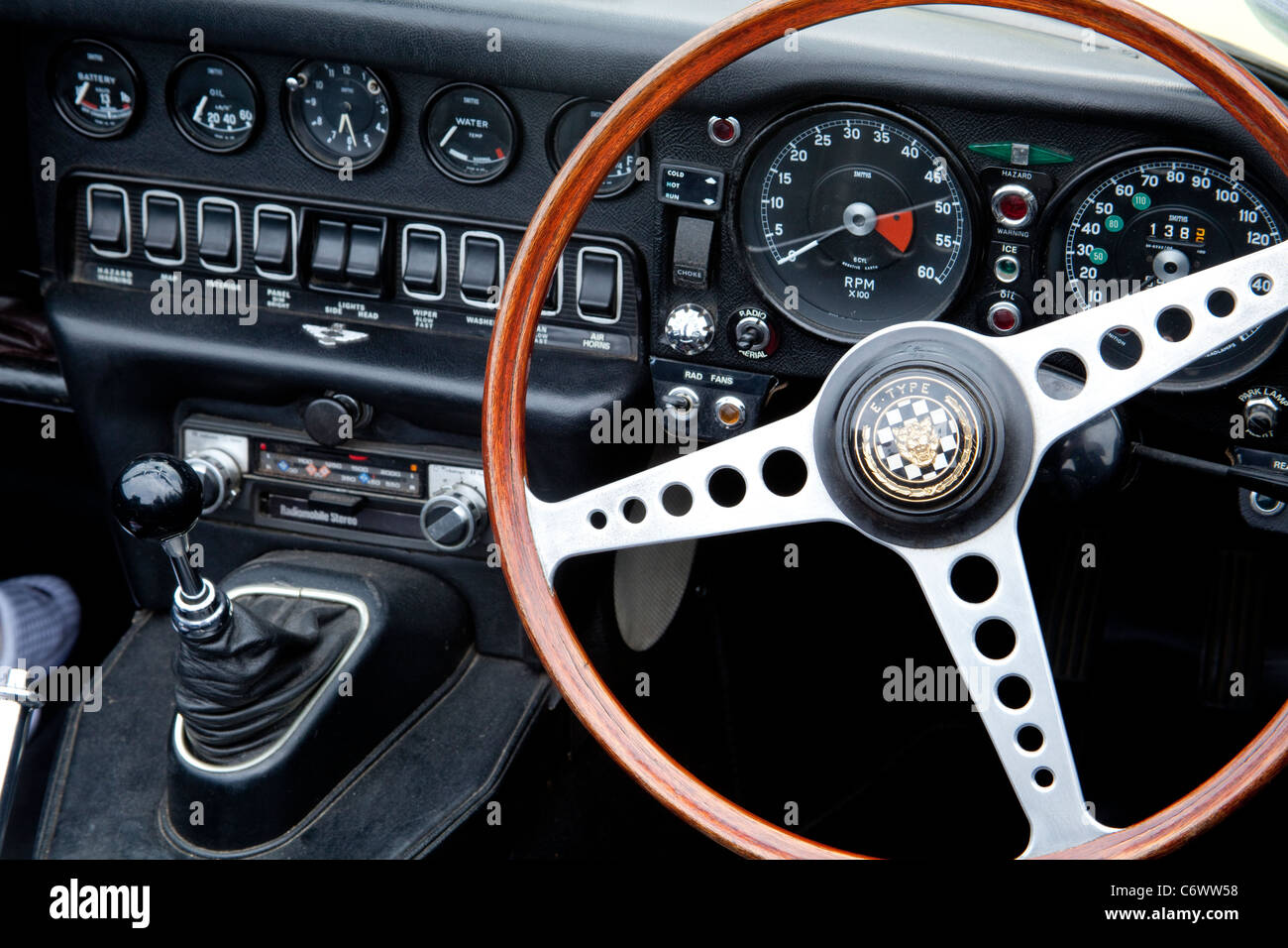 Klassiker auf dem gemeinsamen Harpenden 2011 E Typ Jaguar Oldtimer-Cockpit Interieur Dashboard klassische motor Stockfoto