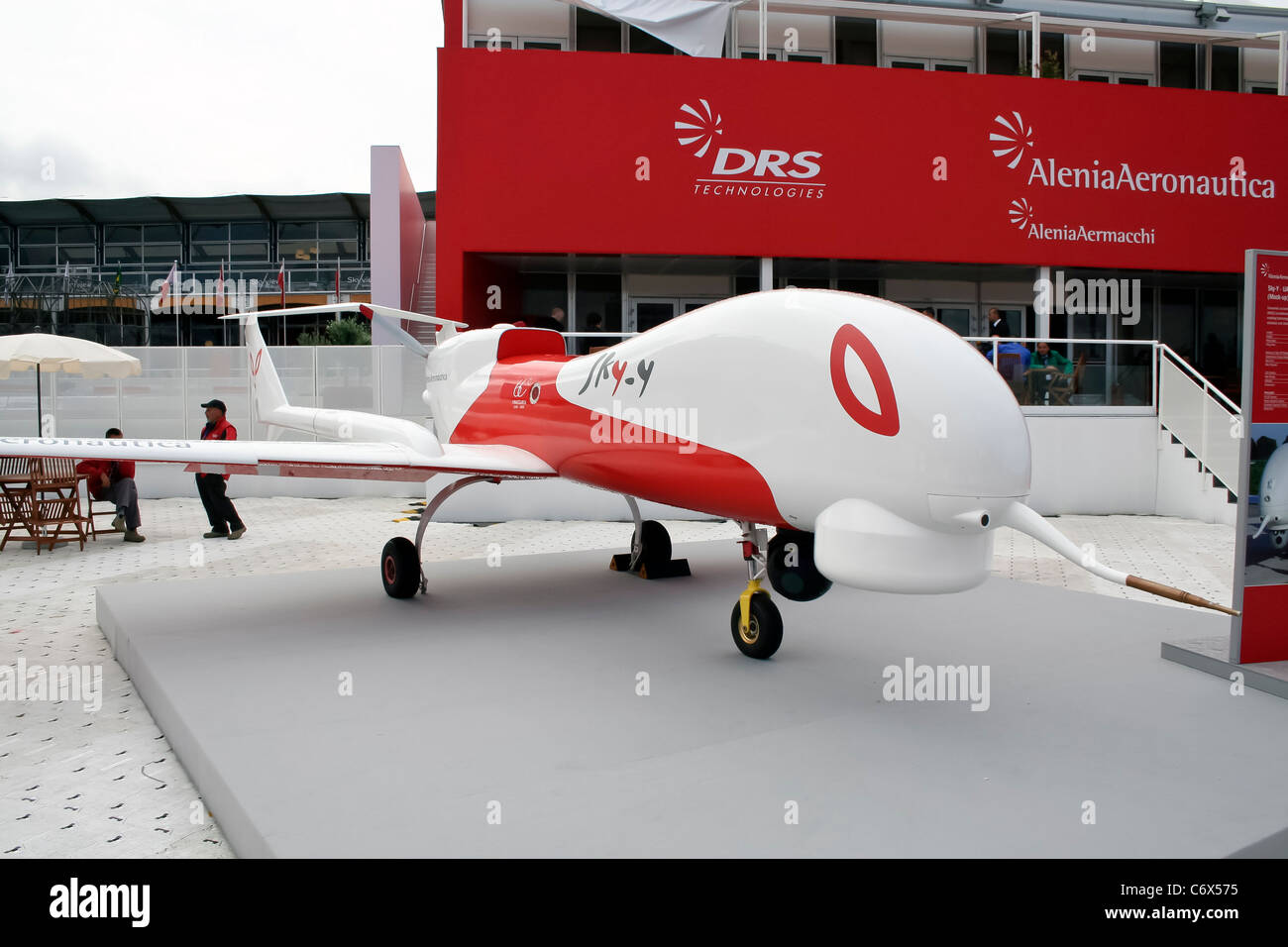 Die Alenia Aeronautica Sky-Y UAV, ein unbemanntes Luftfahrzeug, wurde auf der Farnborough International Airshow ausgestellt. Das UAV wurde für Aufklärungs- und Überwachungsmissionen entwickelt und repräsentiert Fortschritte bei unbemannten Flugtechnologien für militärische und militärische Anwendungen. Stockfoto