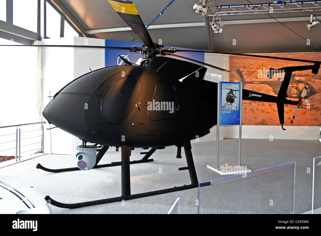 Die Boeing AH-6 UAV wurde 2010 auf der Farnborough International Airshow vorgestellt und zeigte seine Fähigkeiten als unbemanntes Luftfahrzeug für militärische Operationen. Stockfoto
