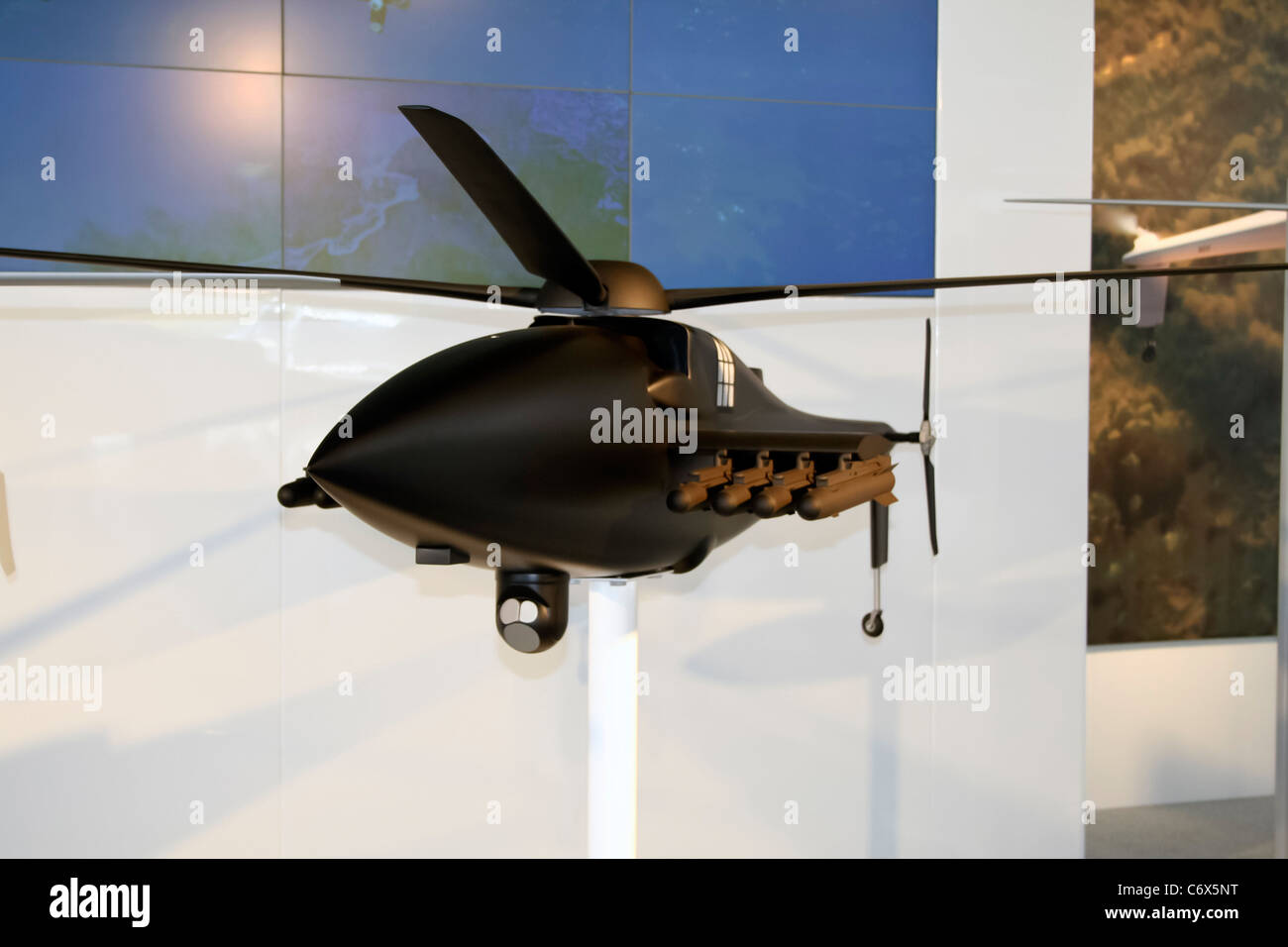 Die Boeing A160 Hummingbird UAV, die auf der Farnborough International Airshow 2010 gezeigt wird, ist ein vielseitiges unbemanntes Luftfahrzeug für Überwachungs- und Aufklärungsmissionen mit außergewöhnlicher Flugdauer. Stockfoto