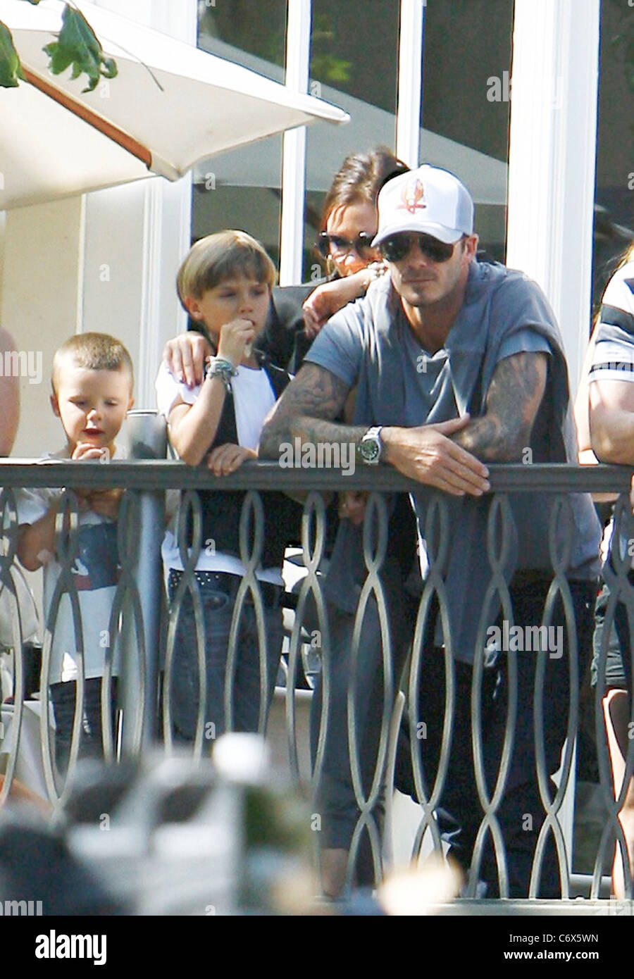 David Beckham mit seinen Söhnen Cruz, Romeo und Brooklyn sehen die Jonas Brothers live in The Grove von einem Balkon Los spielen Stockfoto