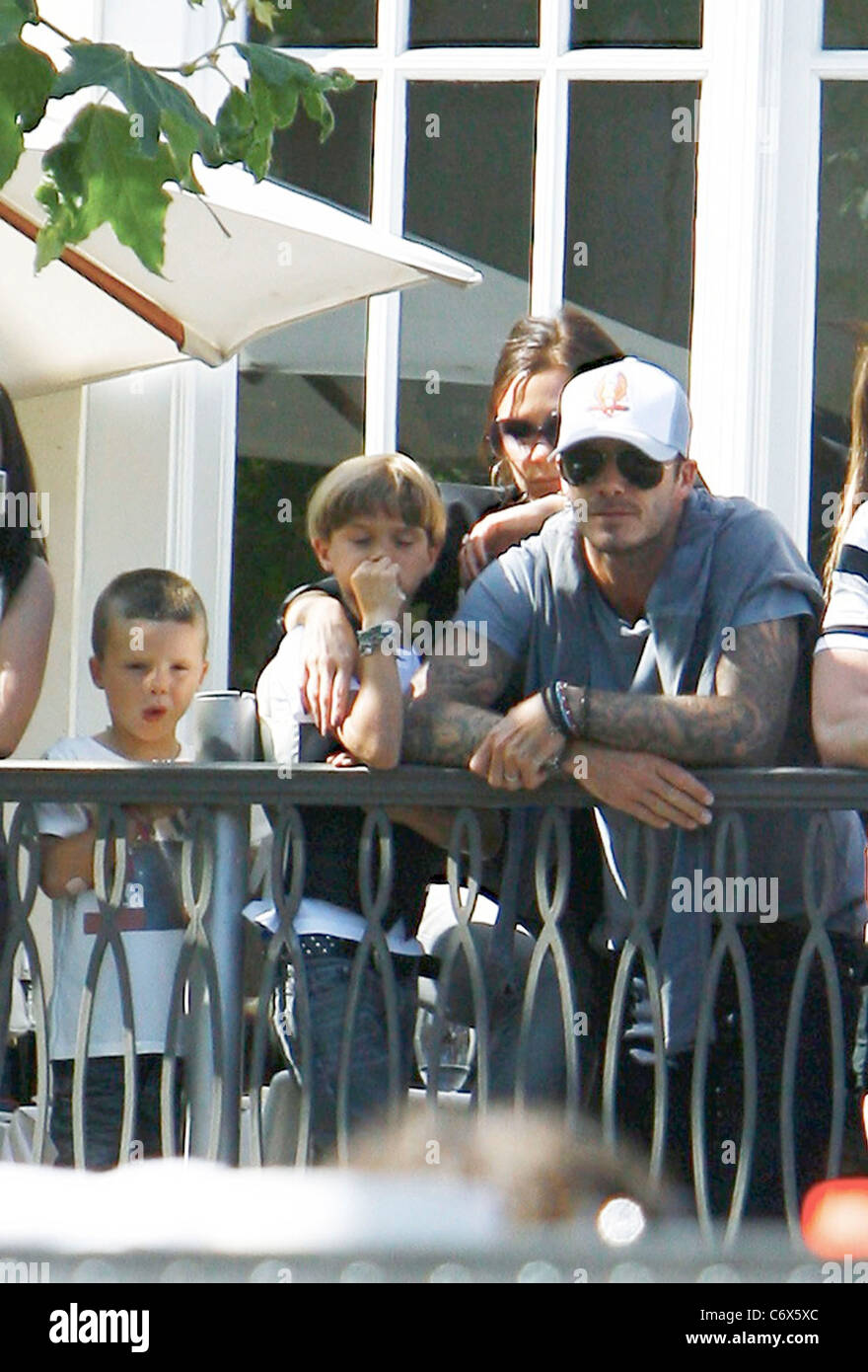 David Beckham mit seinen Söhnen Cruz und Romeo beobachten die Jonas Brothers live in The Grove von einem Balkon Los Angeles aufzutreten, Stockfoto