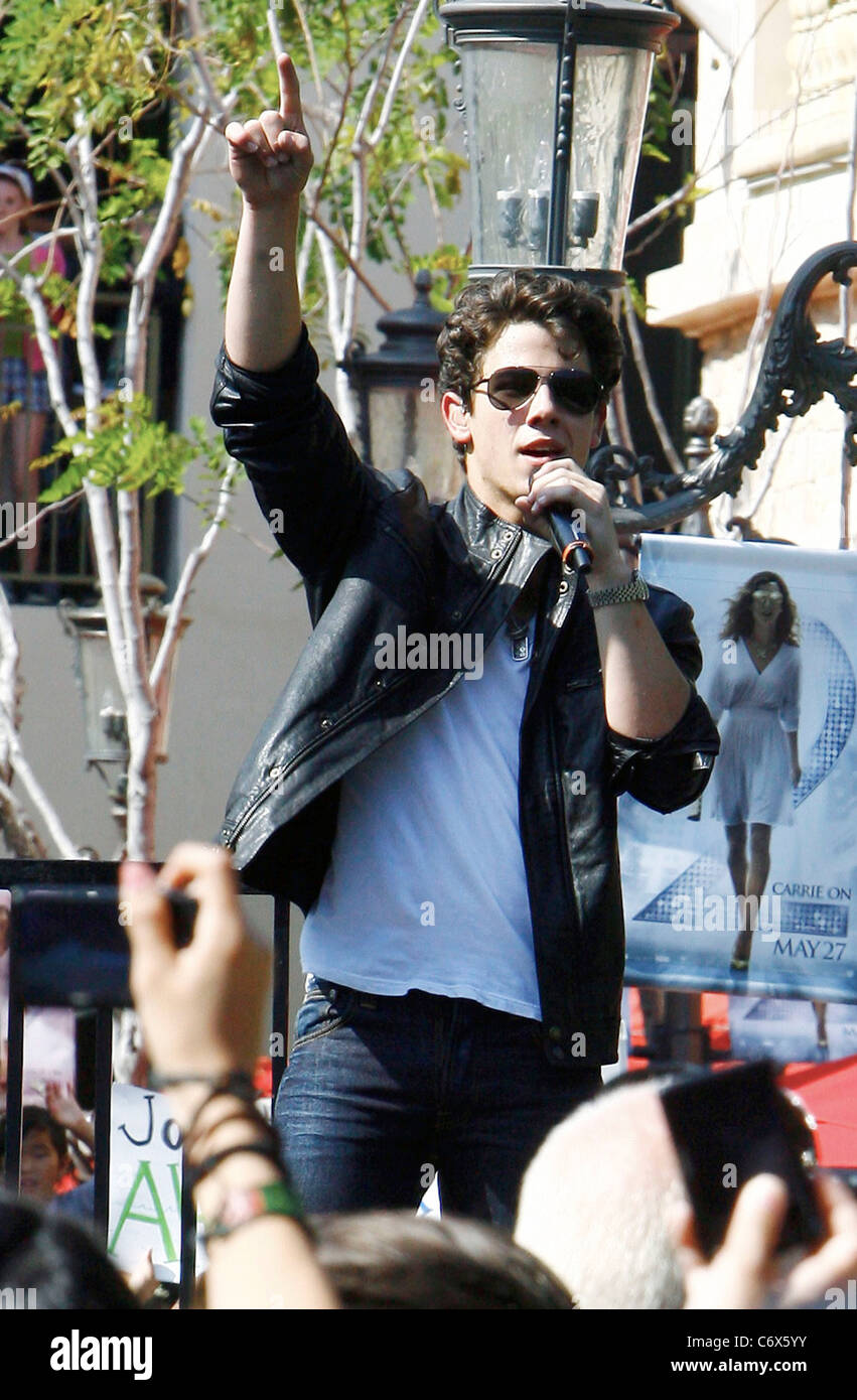 Nick Jonas Jonas Brothers die live auf der Bühne The Grove Los Angeles, Kalifornien, USA - 15.05.10 Stockfoto