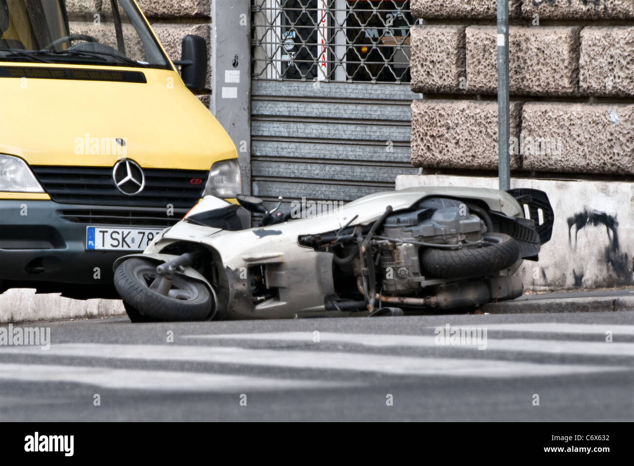 Verkehrsunfall, umgestoßen Motorrad / moped von einem ausländischen Mercedes van Fahrer Stockfoto