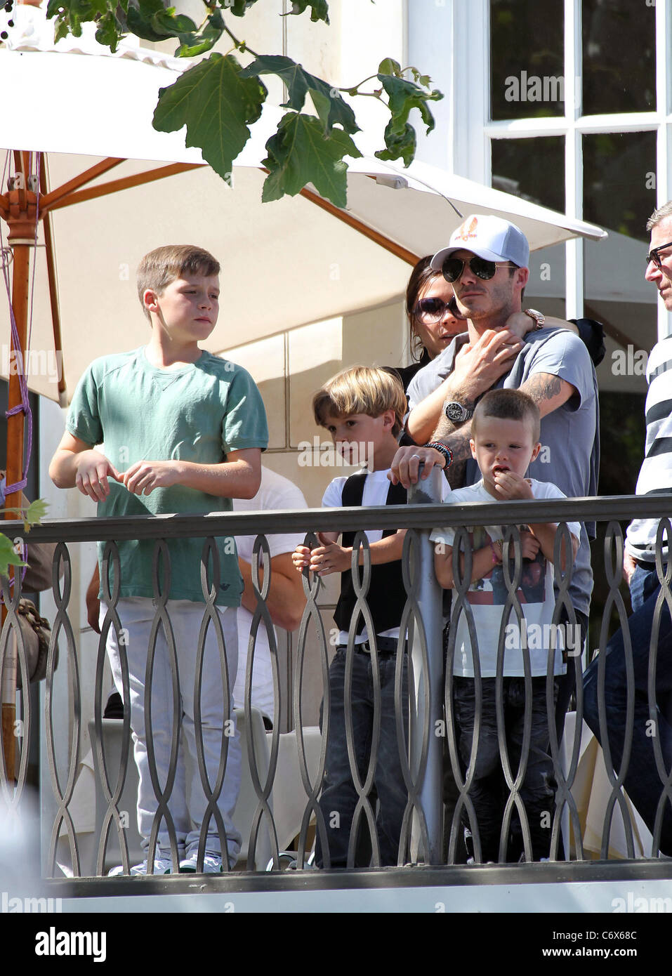 David Beckham und Victoria Beckham mit ihrer Söhne Brooklyn, Romeo und Cruz beobachten die Jonas Brothers live-Auftritt im The Grove Stockfoto