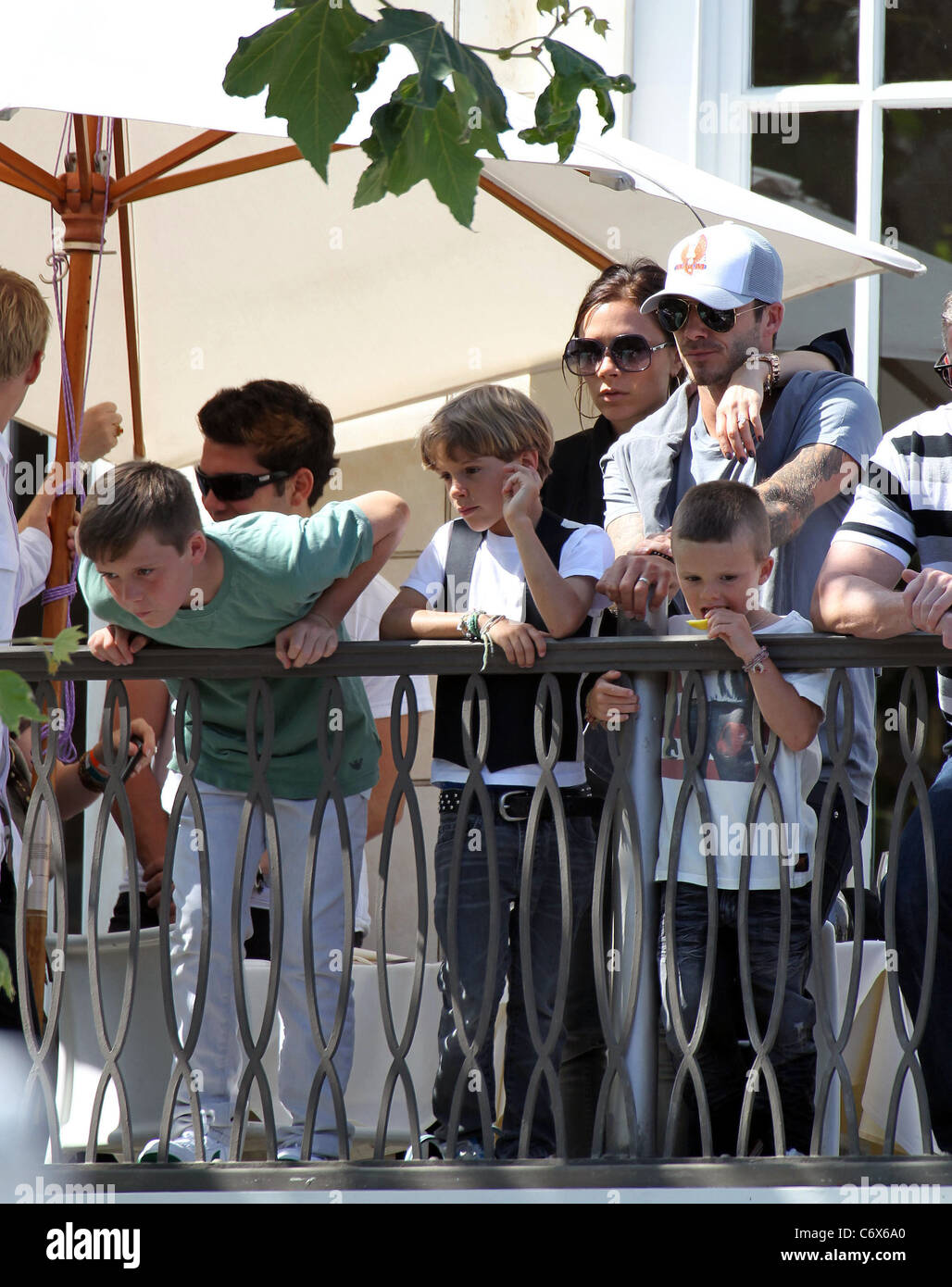David Beckham und Victoria Beckham mit ihrer Söhne Brooklyn, Romeo und Cruz beobachten die Jonas Brothers live-Auftritt im The Grove Stockfoto