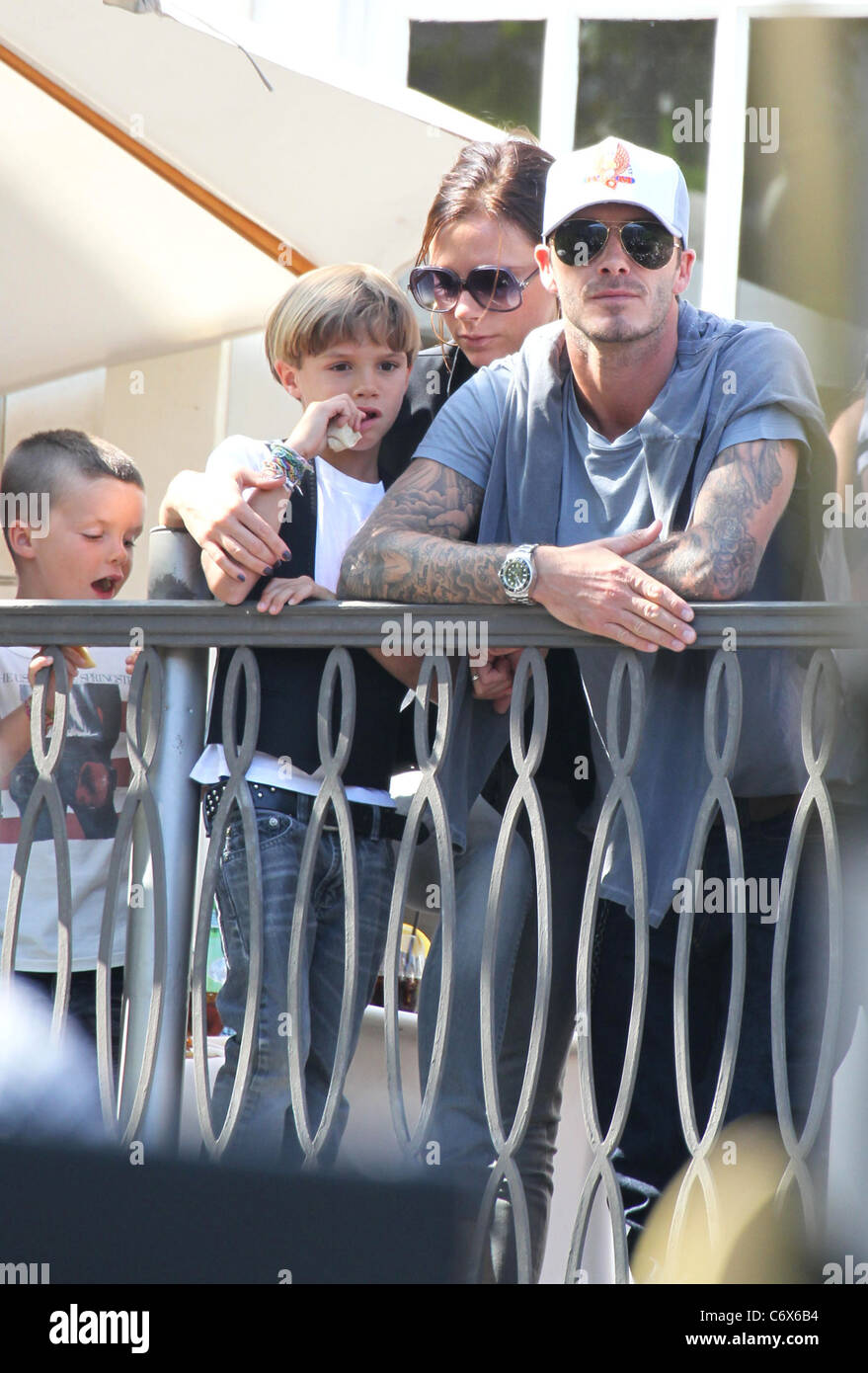 David Beckham und Victoria Beckham mit ihrem Sohn Romeo beobachten die Jonas Brothers live in The Grove von einem Balkon Los spielen Stockfoto