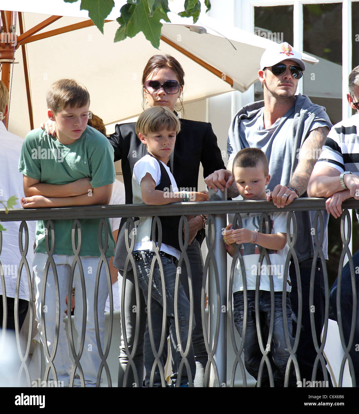 David Beckham und Victoria Beckham mit ihrer Söhne Brooklyn, Romeo und Cruz beobachten die Jonas Brothers live-Auftritt im The Grove Stockfoto