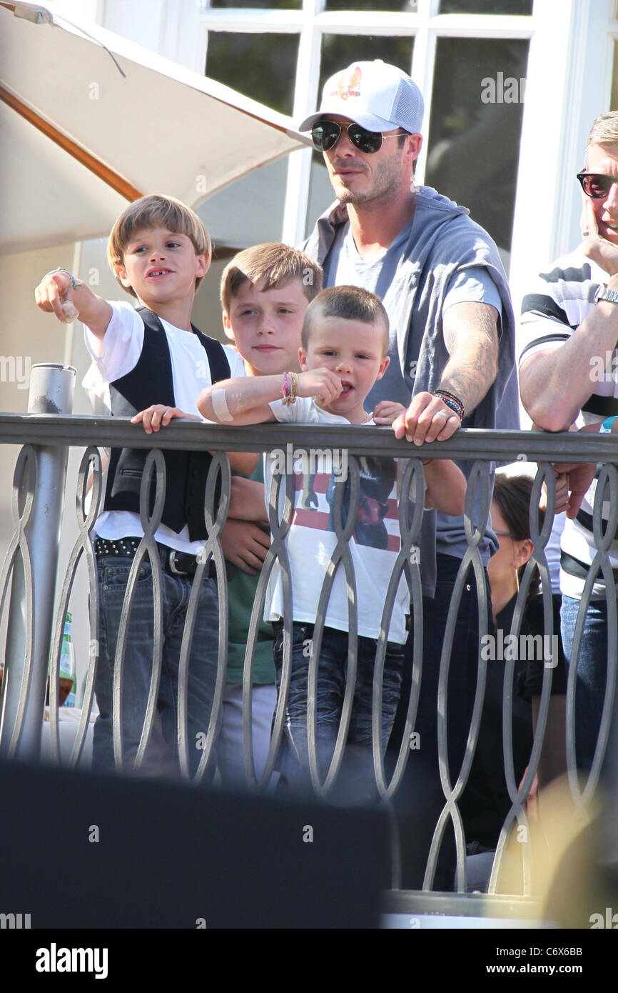 David Beckham mit seinen Söhnen Cruz, Romeo und Brooklyn sehen die Jonas Brothers live in The Grove von einem Balkon Los spielen Stockfoto