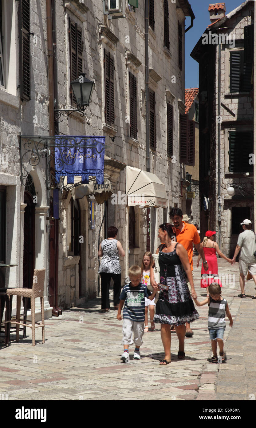 Touristische genießen Kotor Montenegro Stockfoto