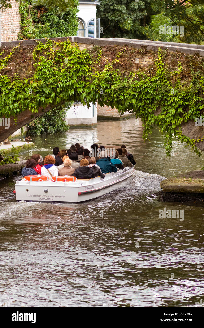Touristen, die sightseeing in einem Boot auf den Kanälen in Brügge, Belgien Stockfoto