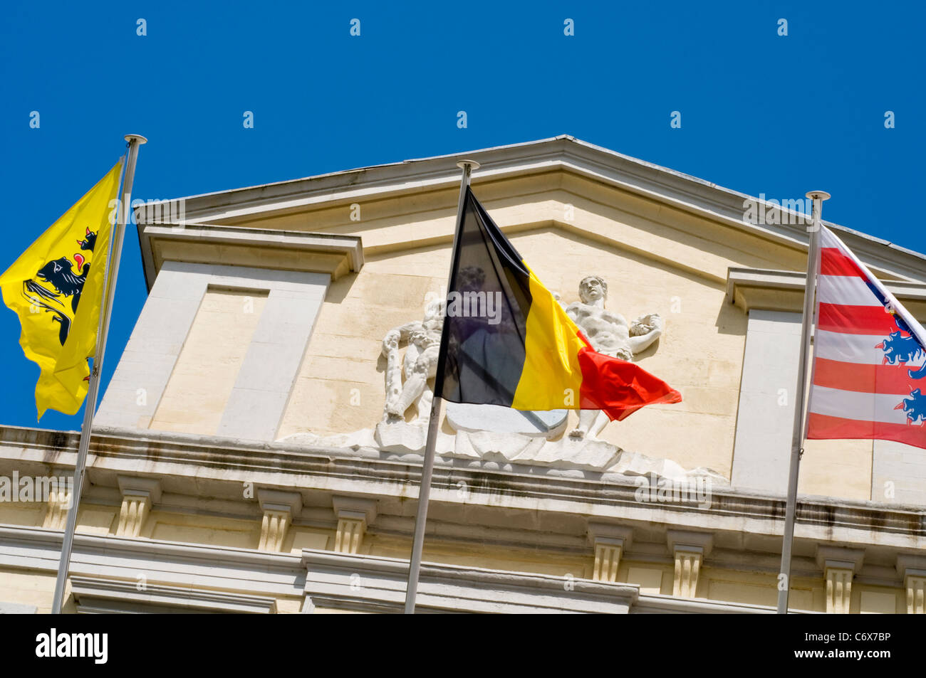 Fahnen außerhalb eines Gebäudes im Zentrum von Brügge, Belgien Stockfoto