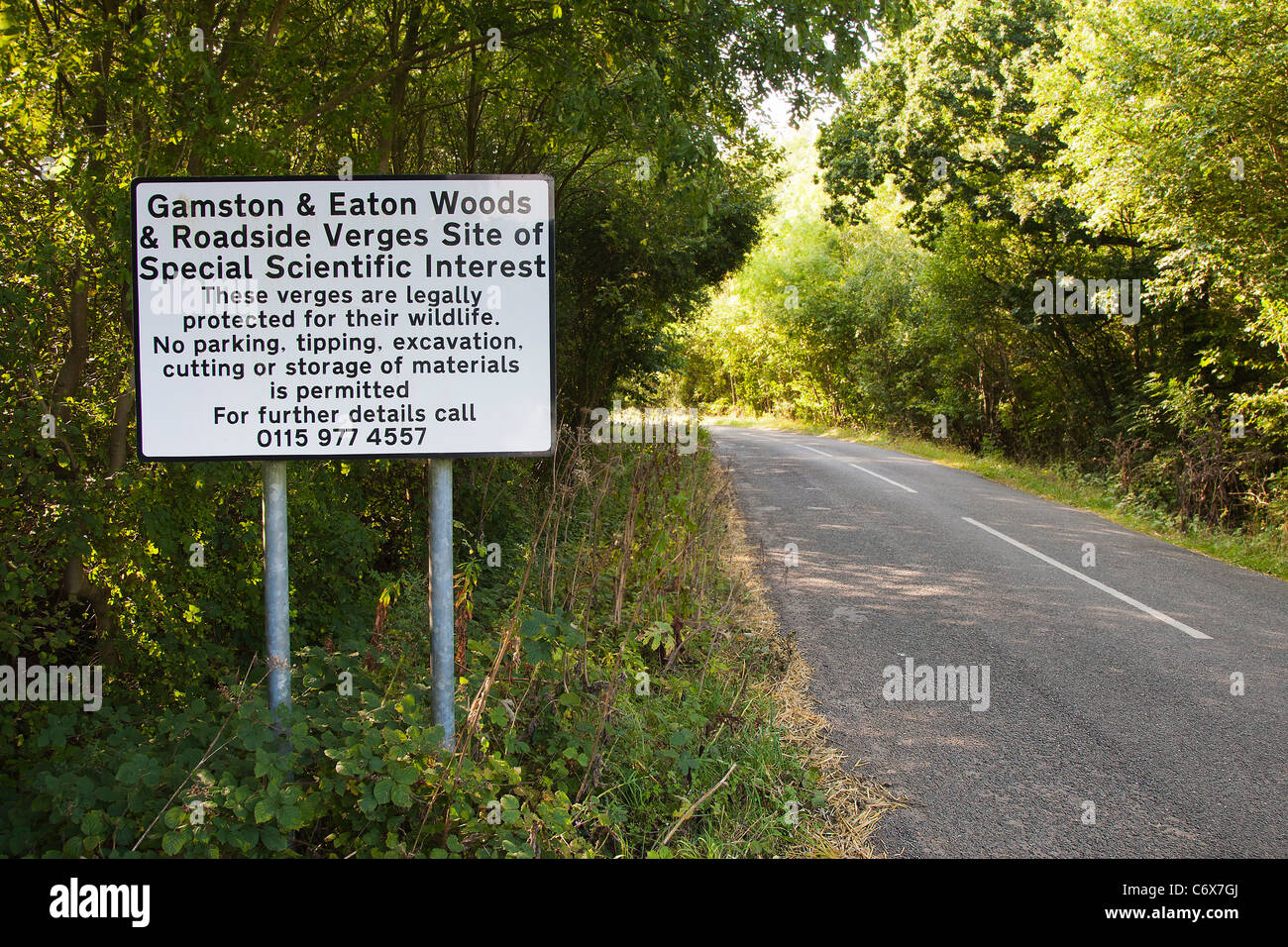 A Road Sign Benennung der Website special scientific Interest (SSSI) von Eaton und Gamston Woods, in der Nähe von Retford, Nottinghamshire Stockfoto